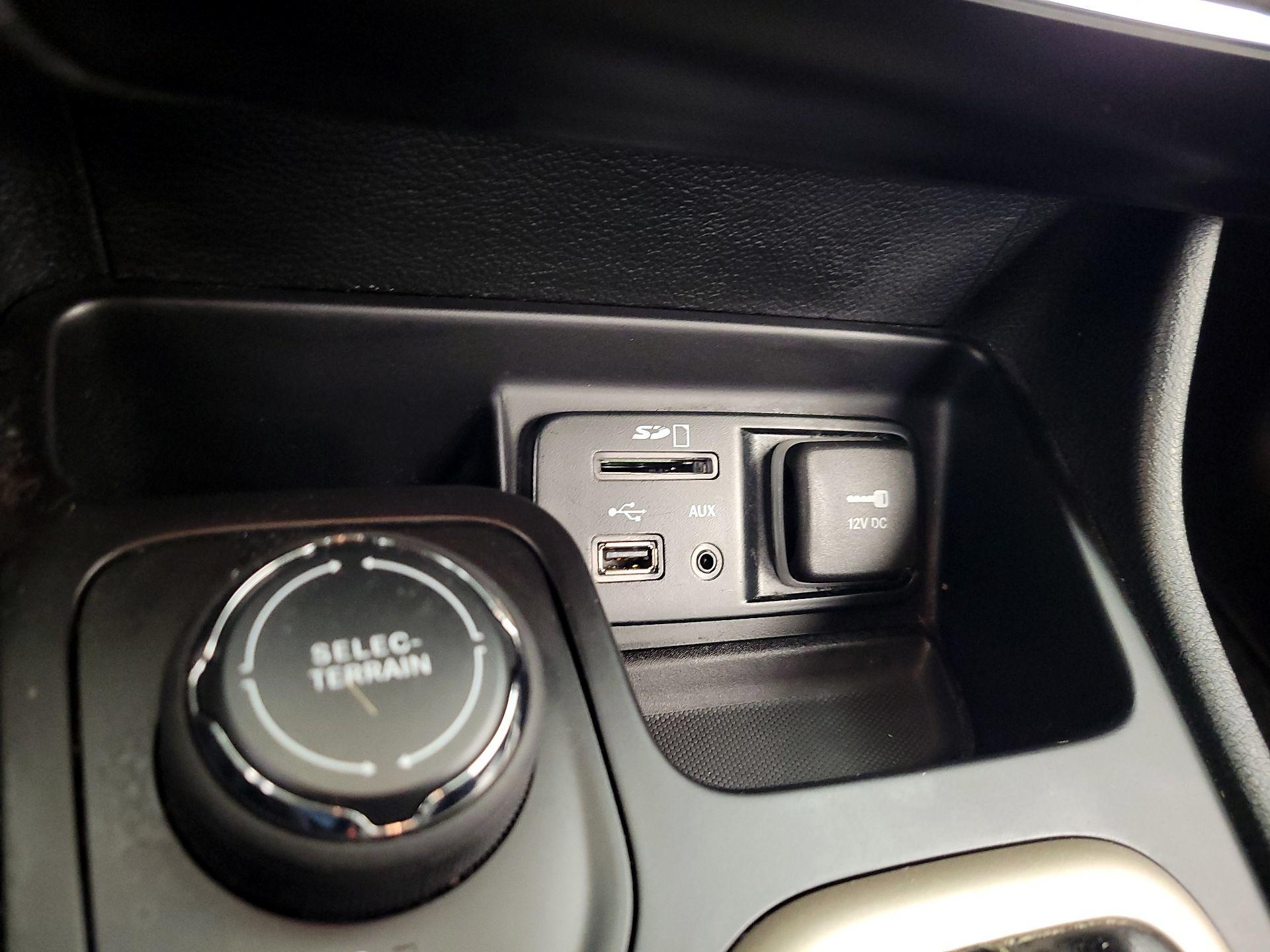 Thumbnail: 2015 Jeep Cherokee - 18