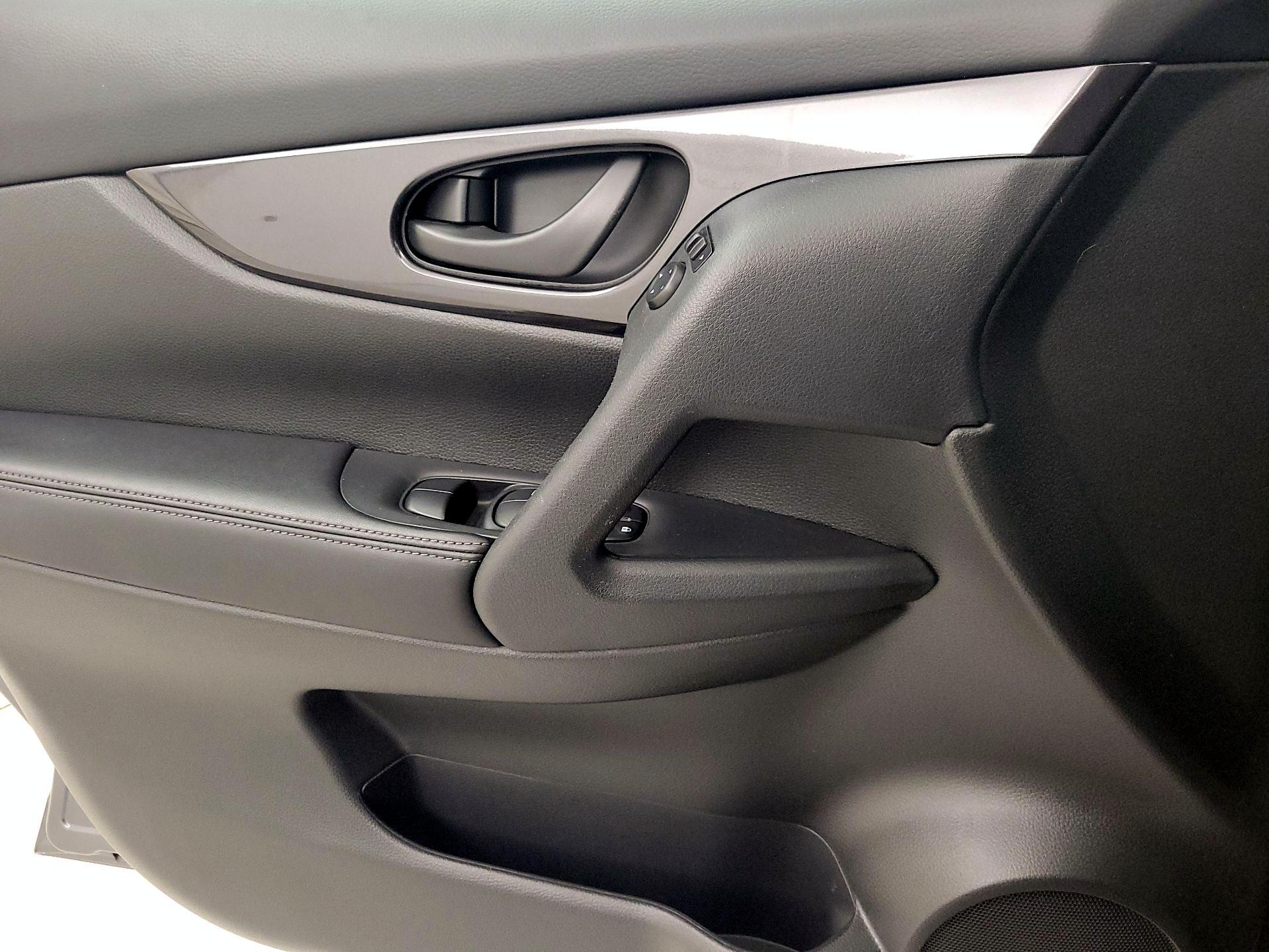 Thumbnail: 2020 Nissan Rogue - 12