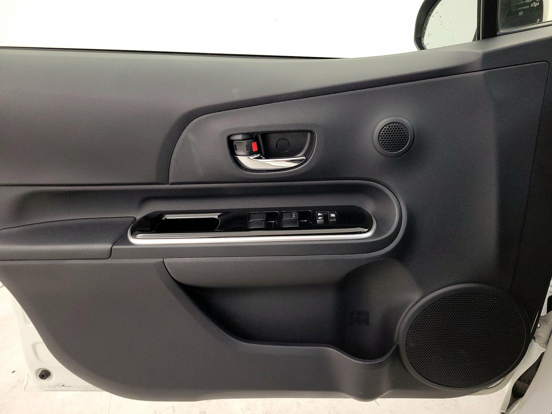 Thumbnail: 2015 Toyota Prius c - 12