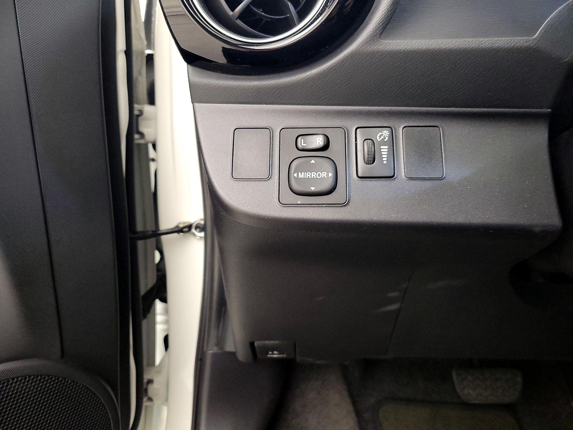 Thumbnail: 2015 Toyota Prius c - 13