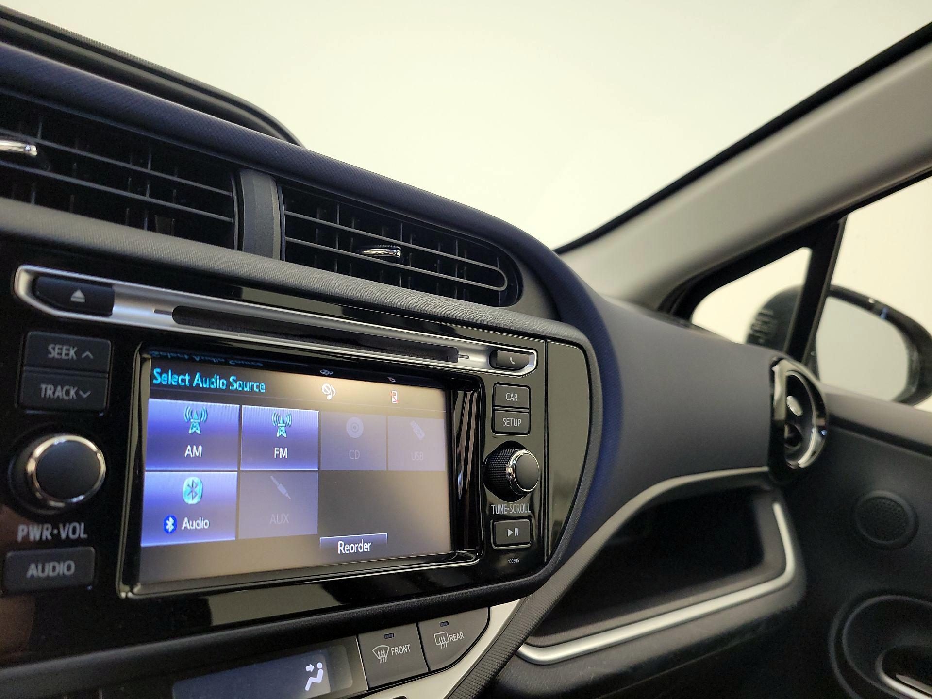 Thumbnail: 2015 Toyota Prius c - 15