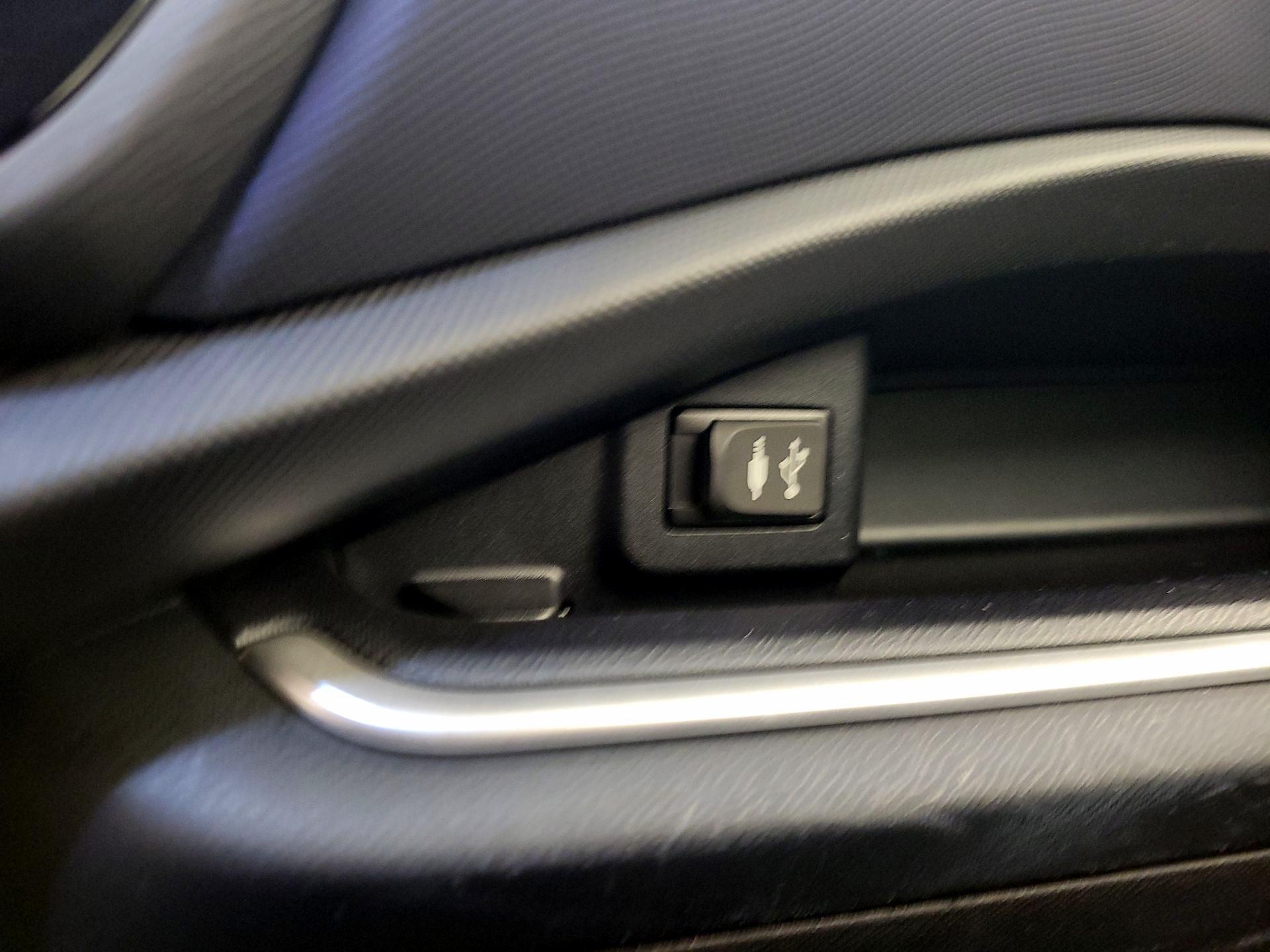 Thumbnail: 2015 Toyota Prius c - 18