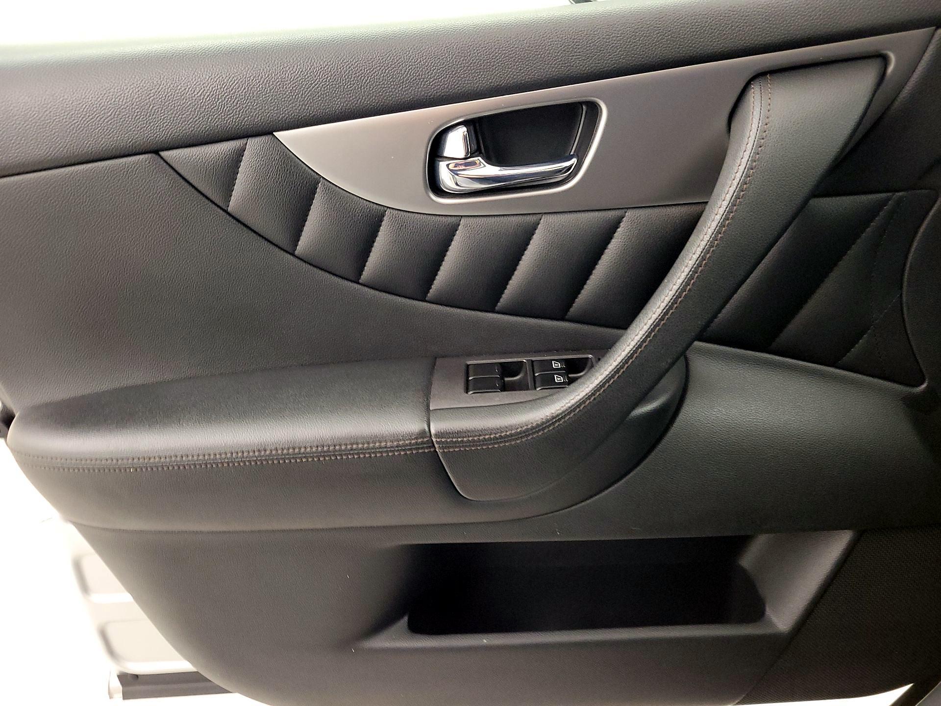 Thumbnail: 2017 INFINITI QX70 - 12