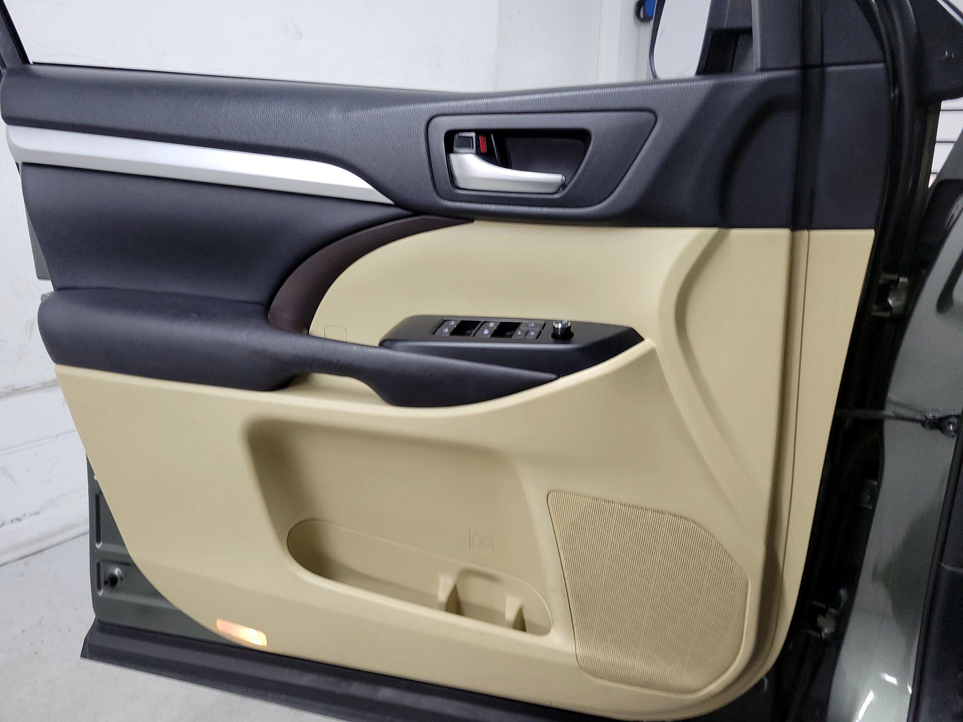 Thumbnail: 2017 Toyota Highlander - 12