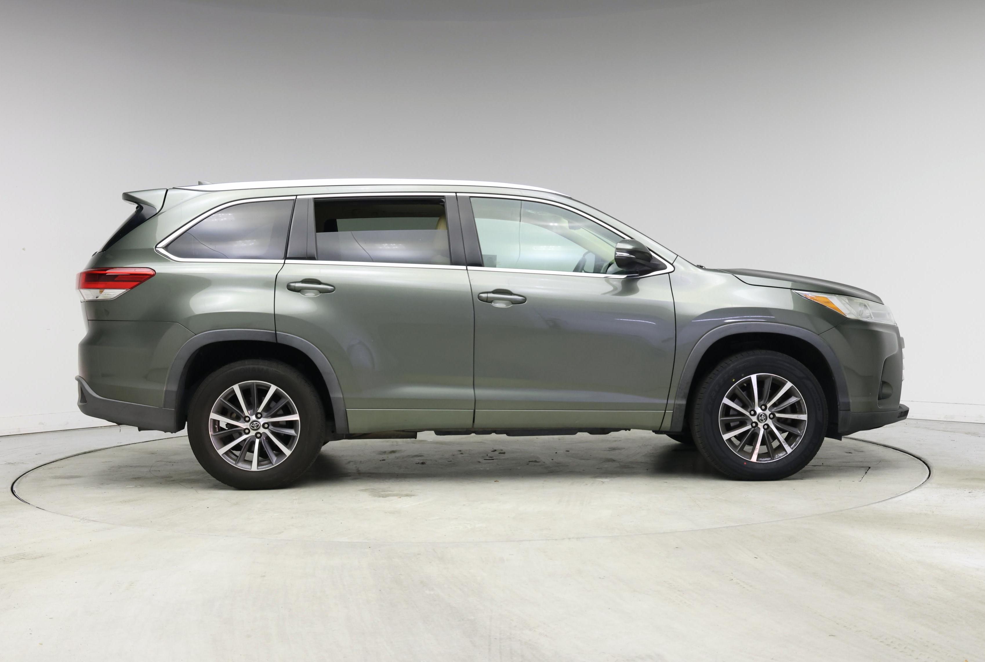 Thumbnail: 2017 Toyota Highlander - 7