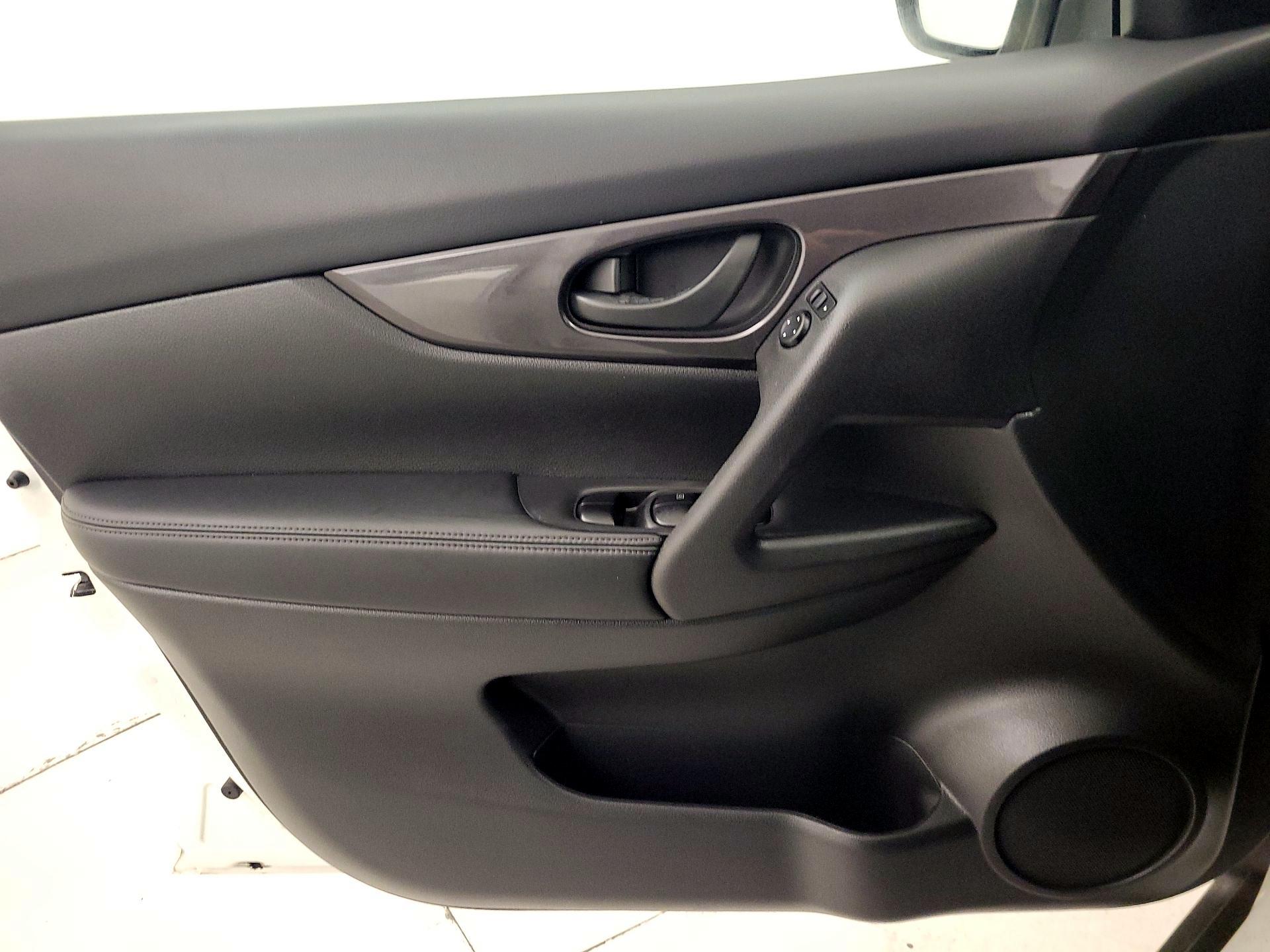 Thumbnail: 2019 Nissan Rogue - 12