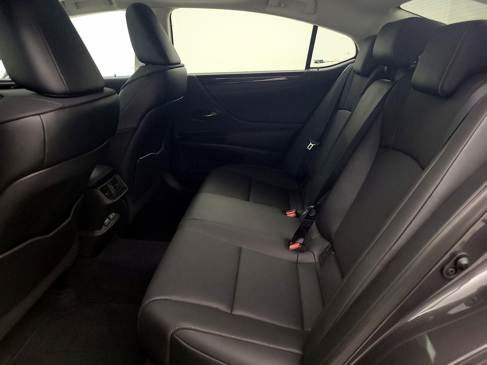 Thumbnail: 2022 Lexus ES - 19