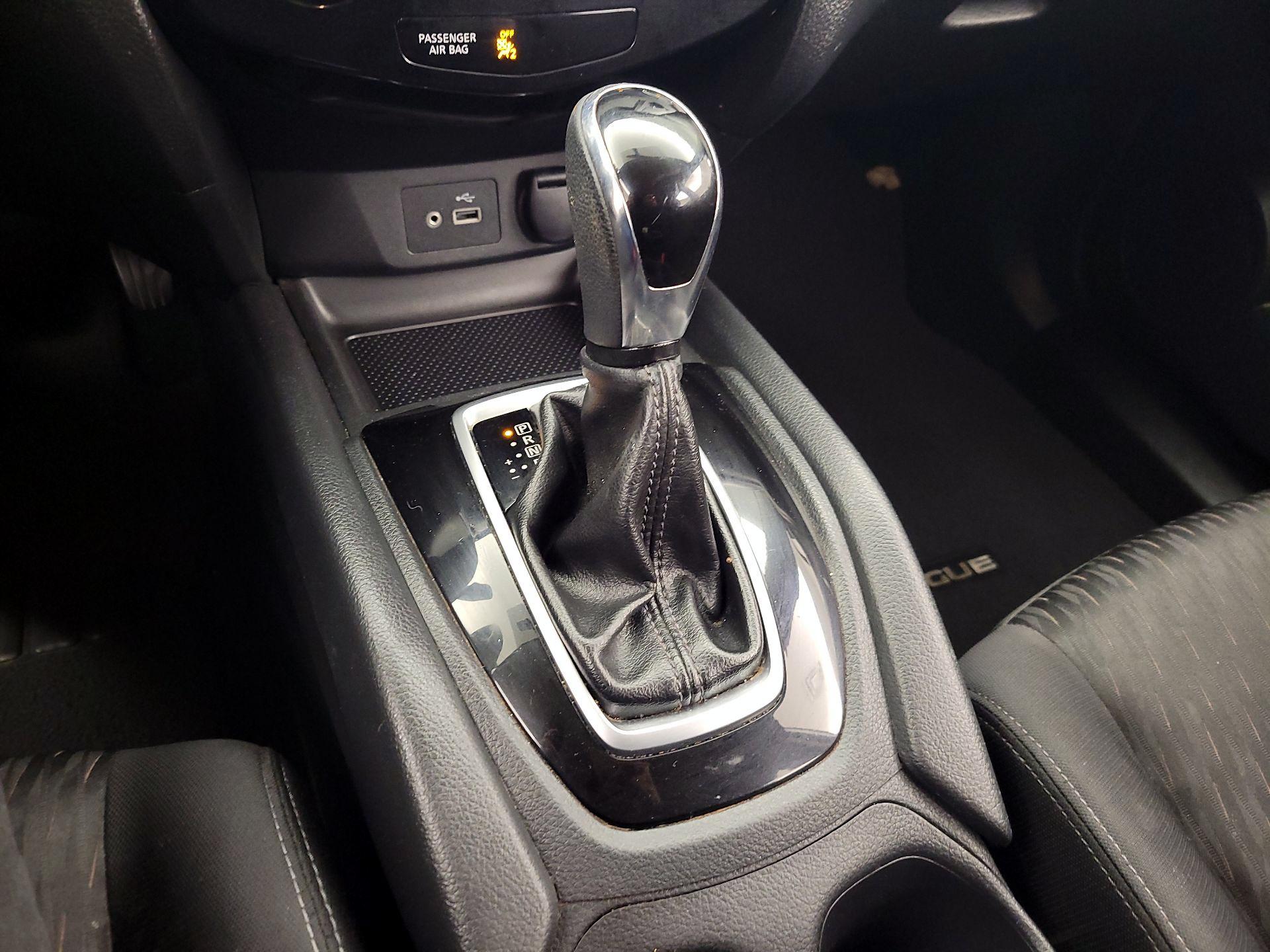 Thumbnail: 2018 Nissan Rogue - 17