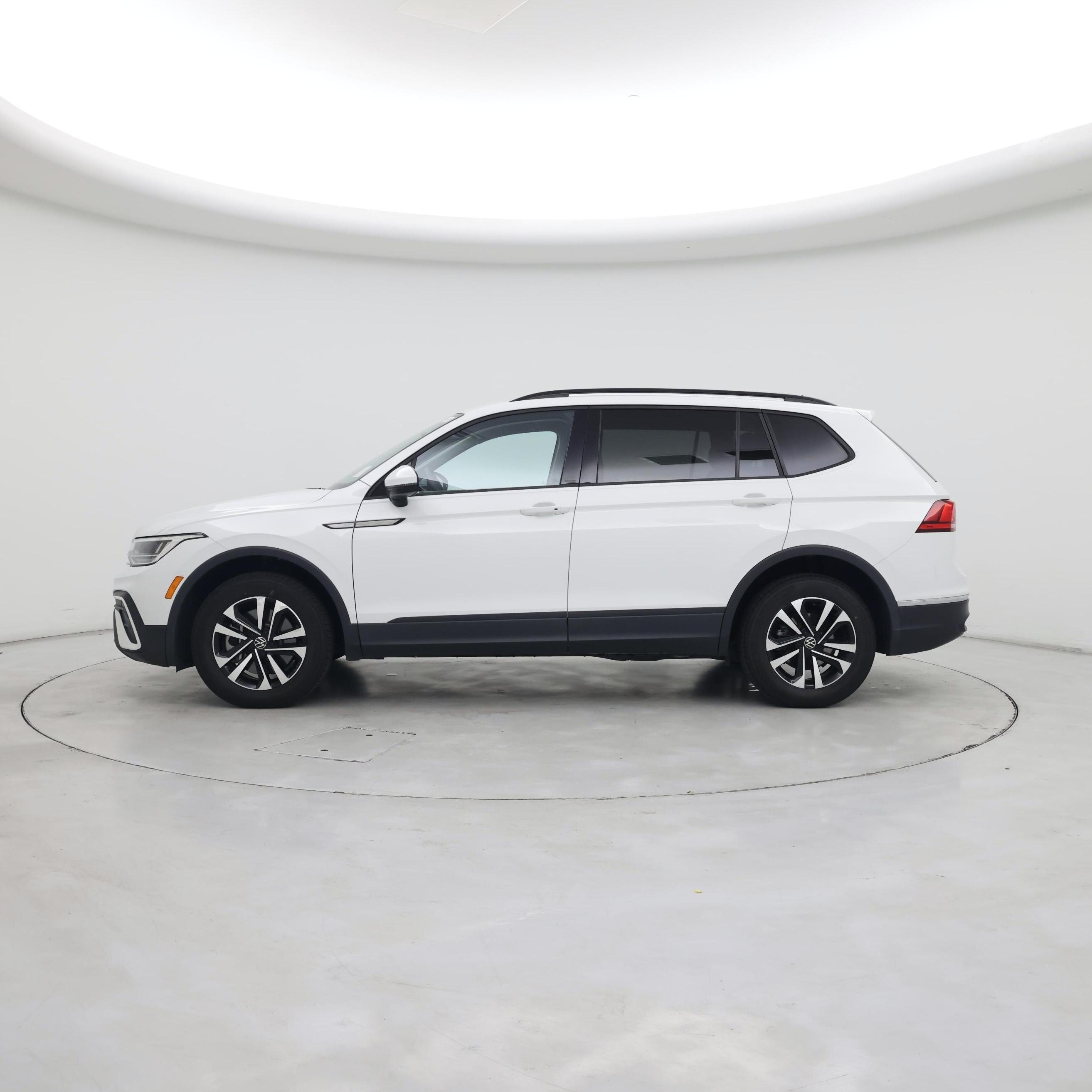 Thumbnail: 2022 Volkswagen Tiguan - 3