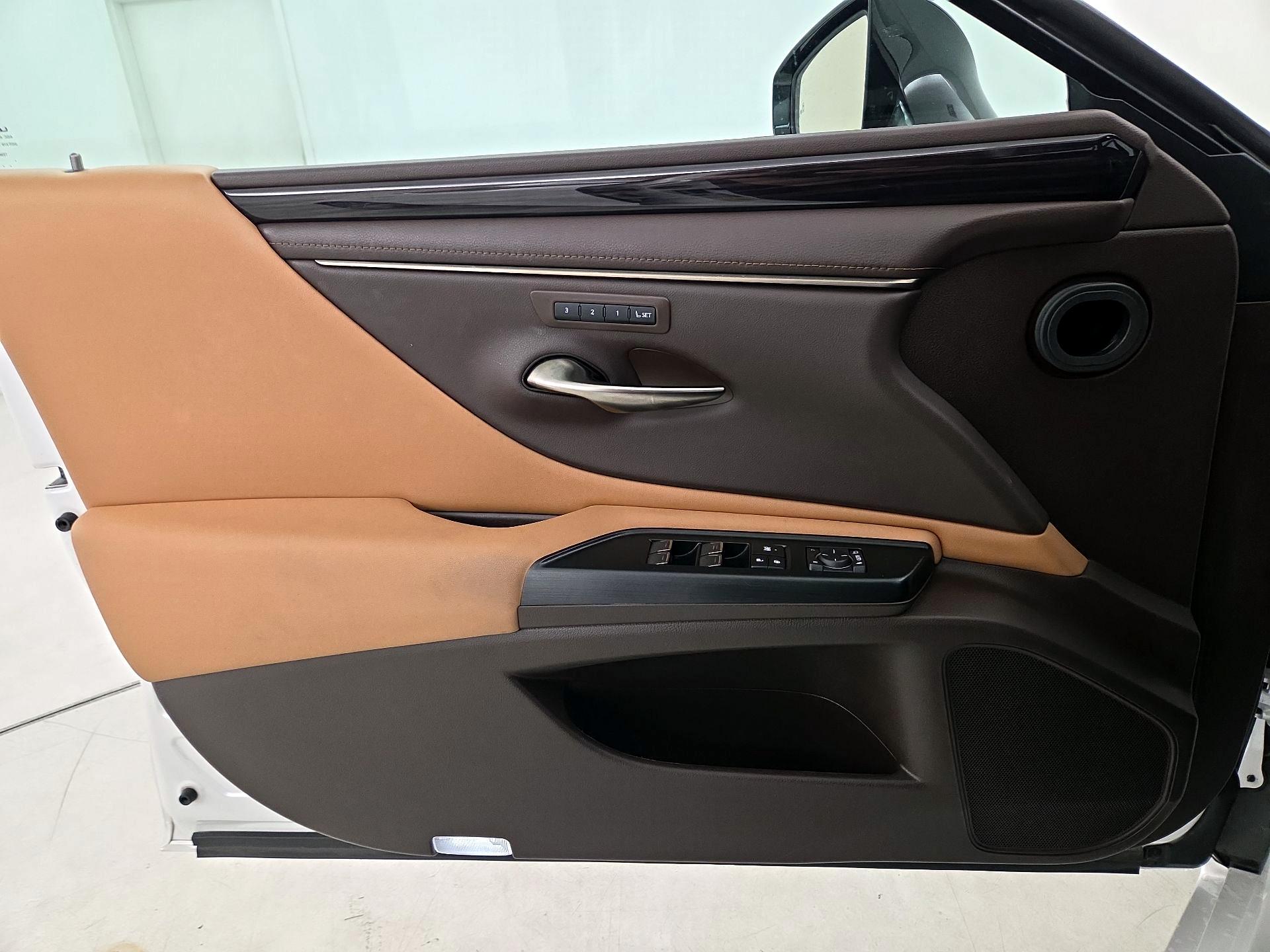 Thumbnail: 2021 Lexus ES - 12