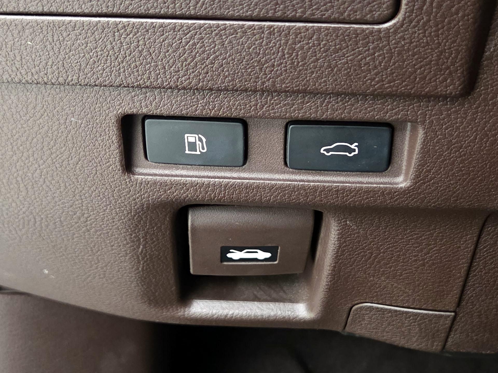 Thumbnail: 2021 Lexus ES - 13