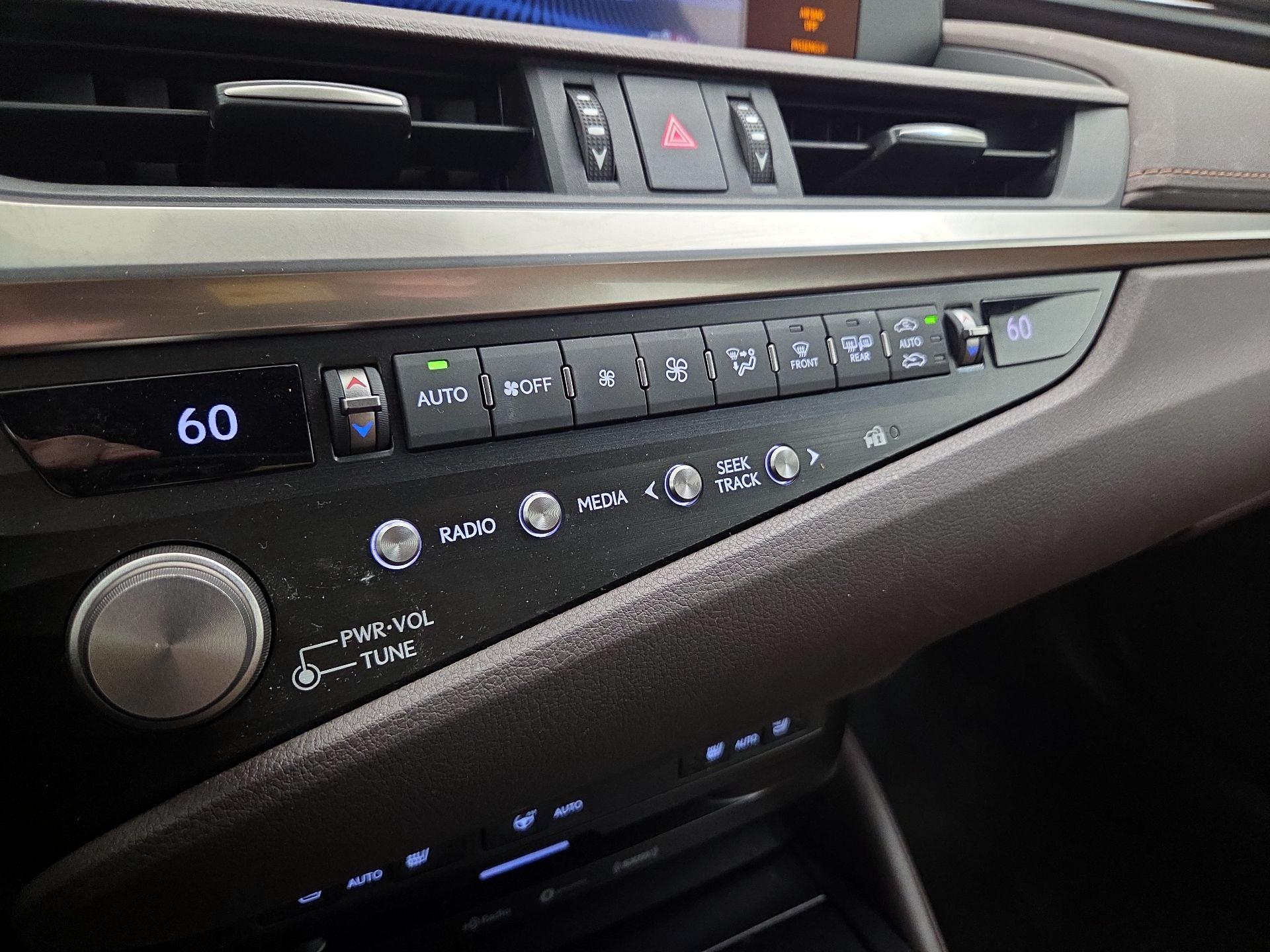 Thumbnail: 2021 Lexus ES - 16