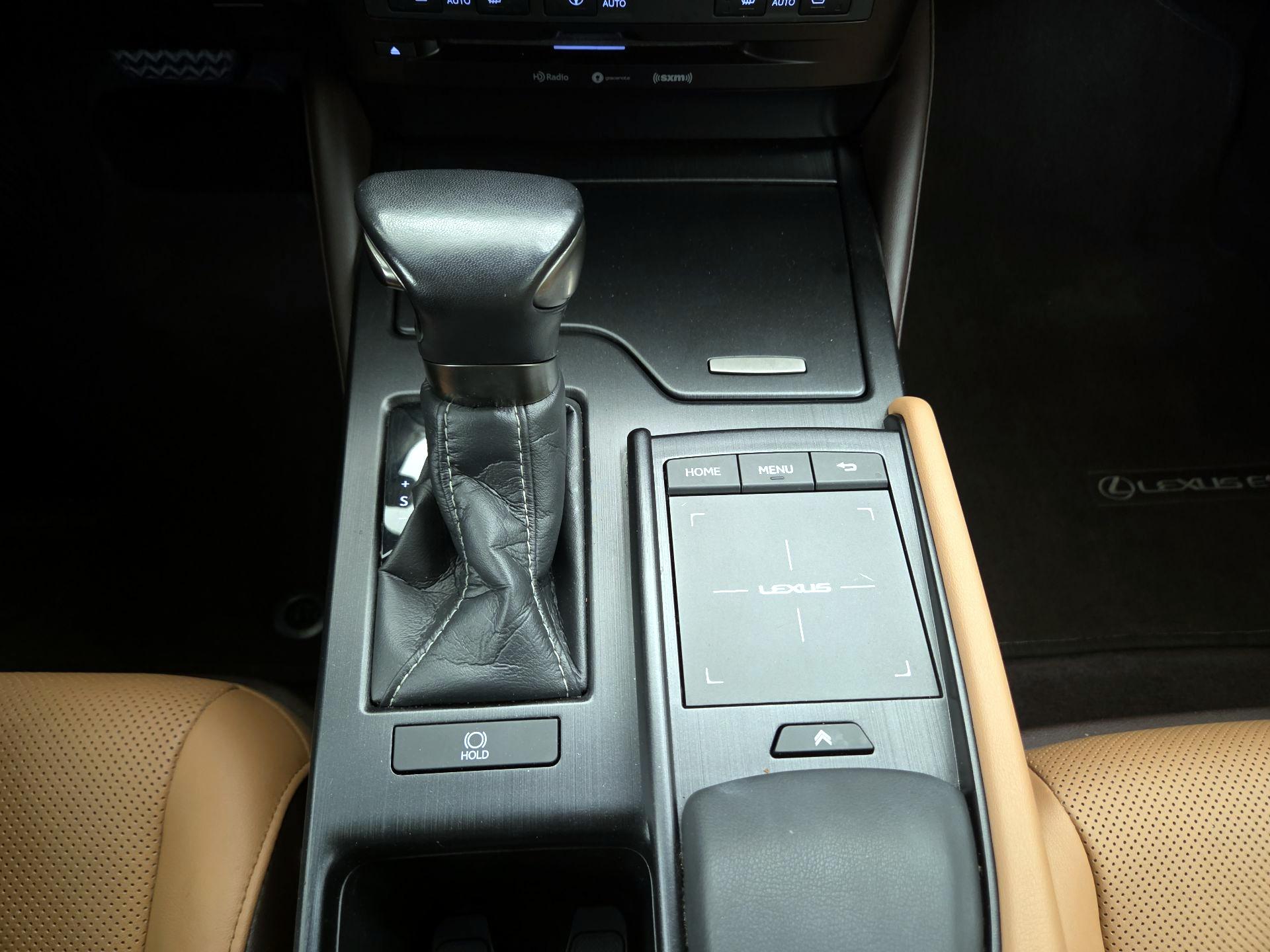 Thumbnail: 2021 Lexus ES - 17