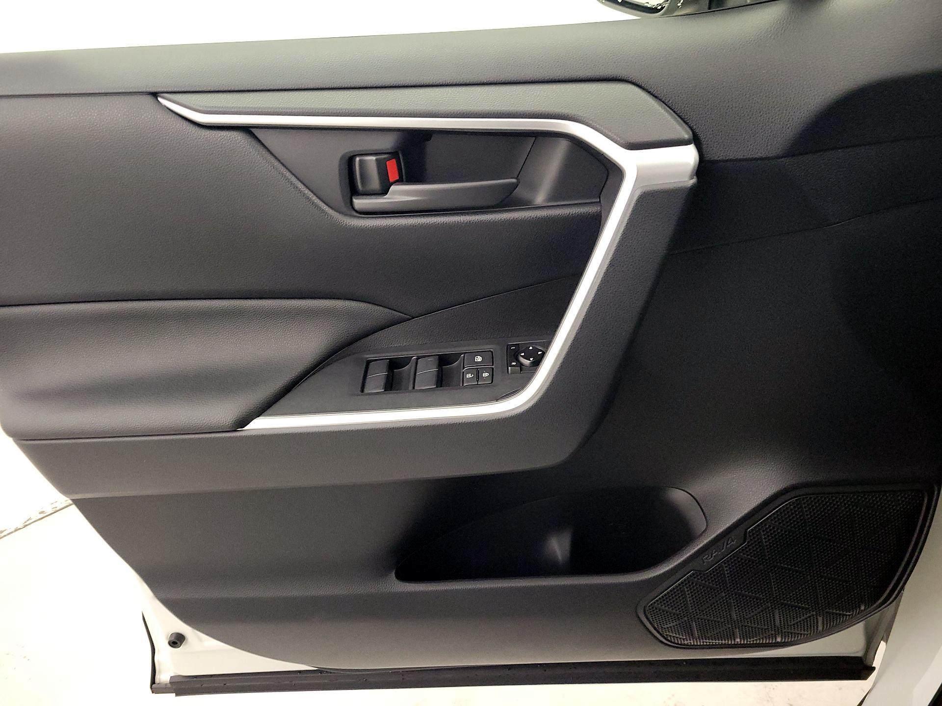 Thumbnail: 2019 Toyota RAV4 - 12