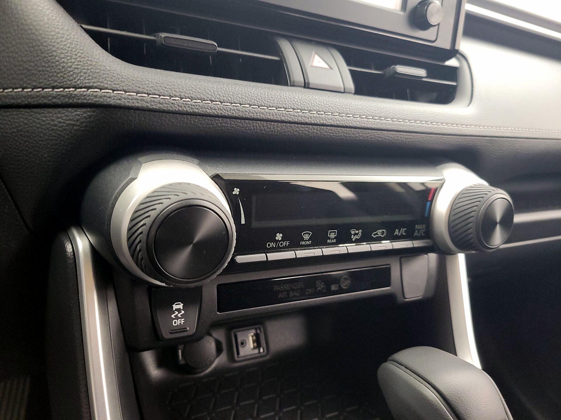 Thumbnail: 2019 Toyota RAV4 - 16