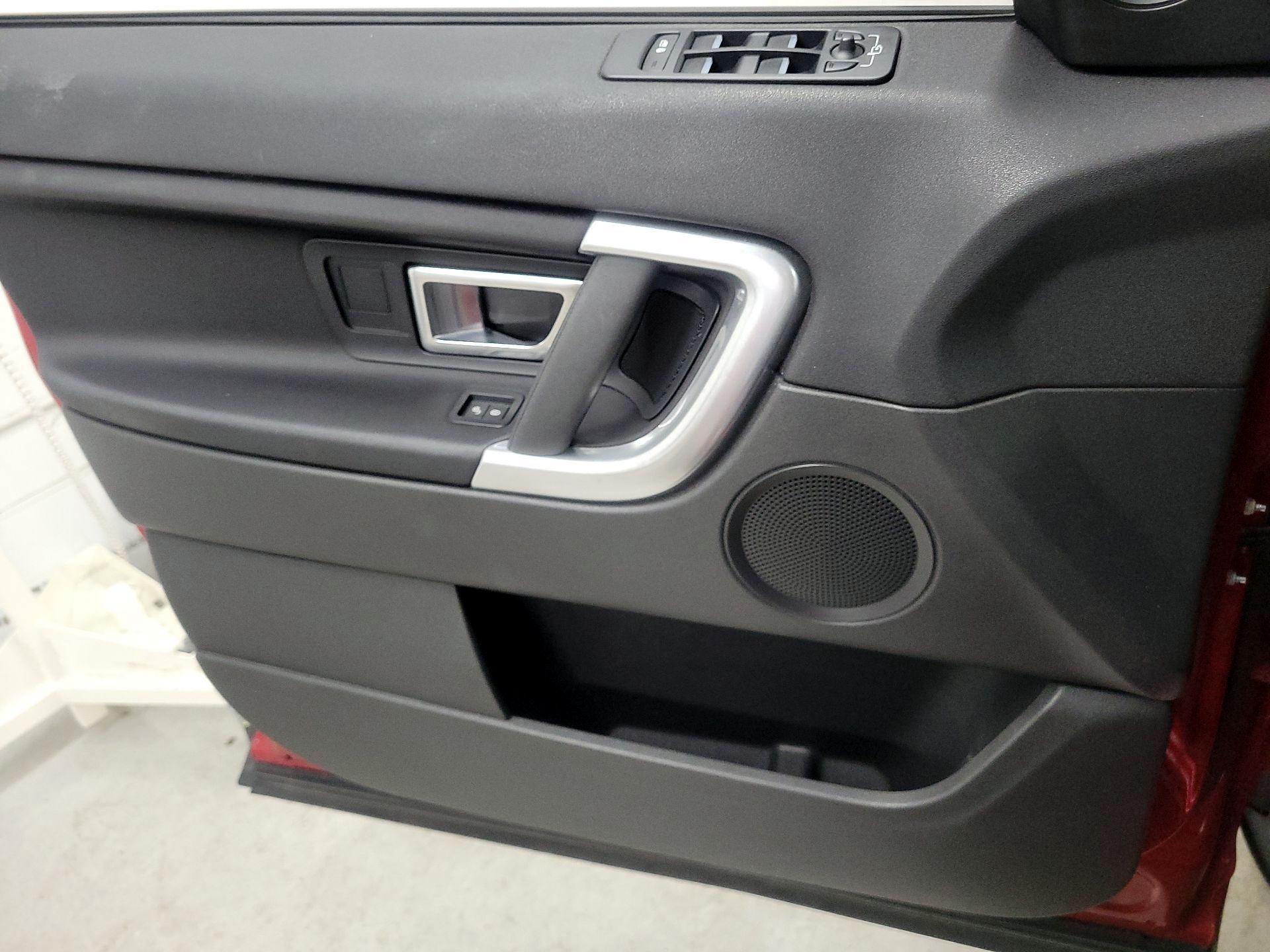 Thumbnail: 2019 Land Rover Discovery Sport - 12