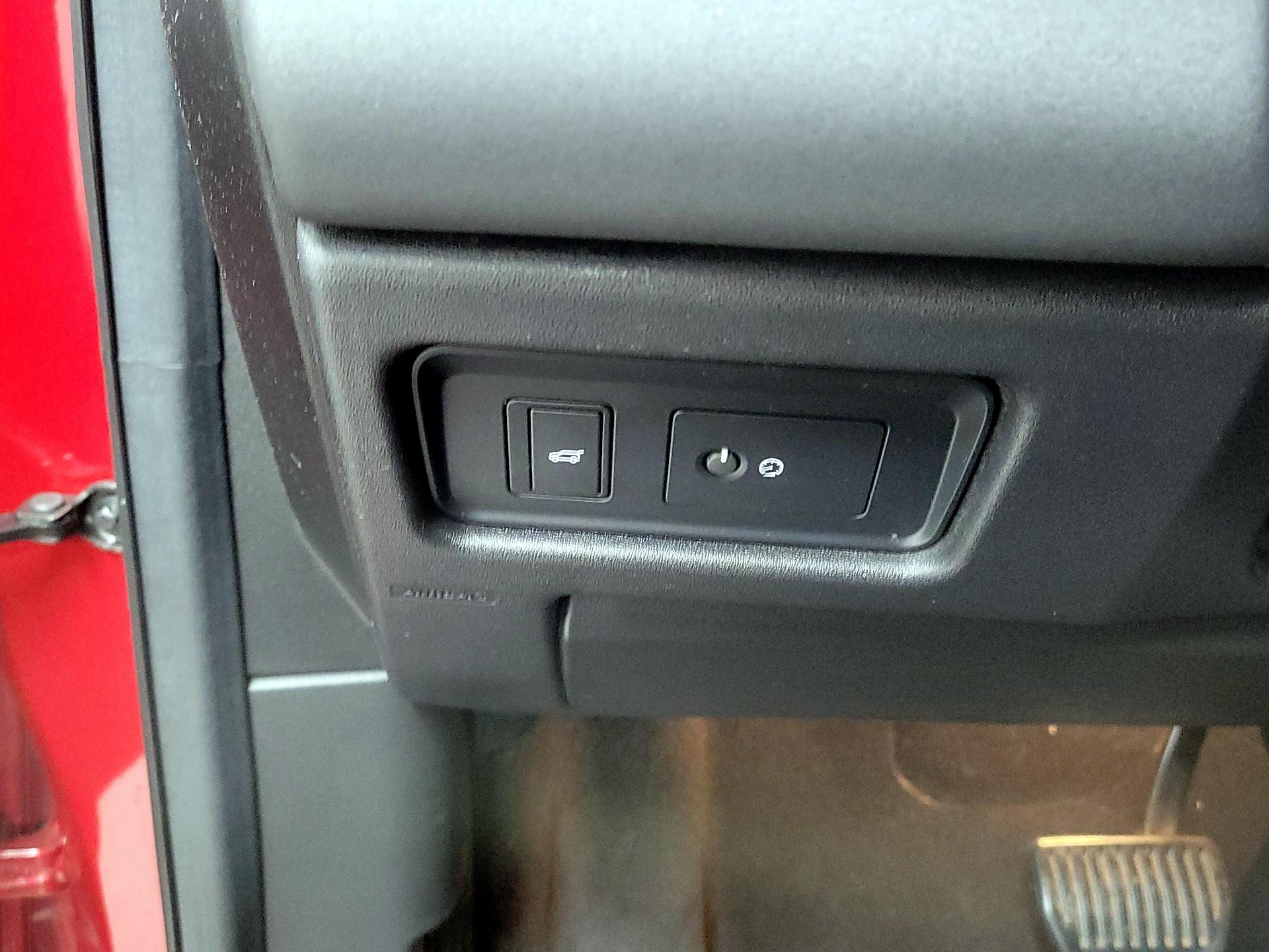 Thumbnail: 2019 Land Rover Discovery Sport - 13