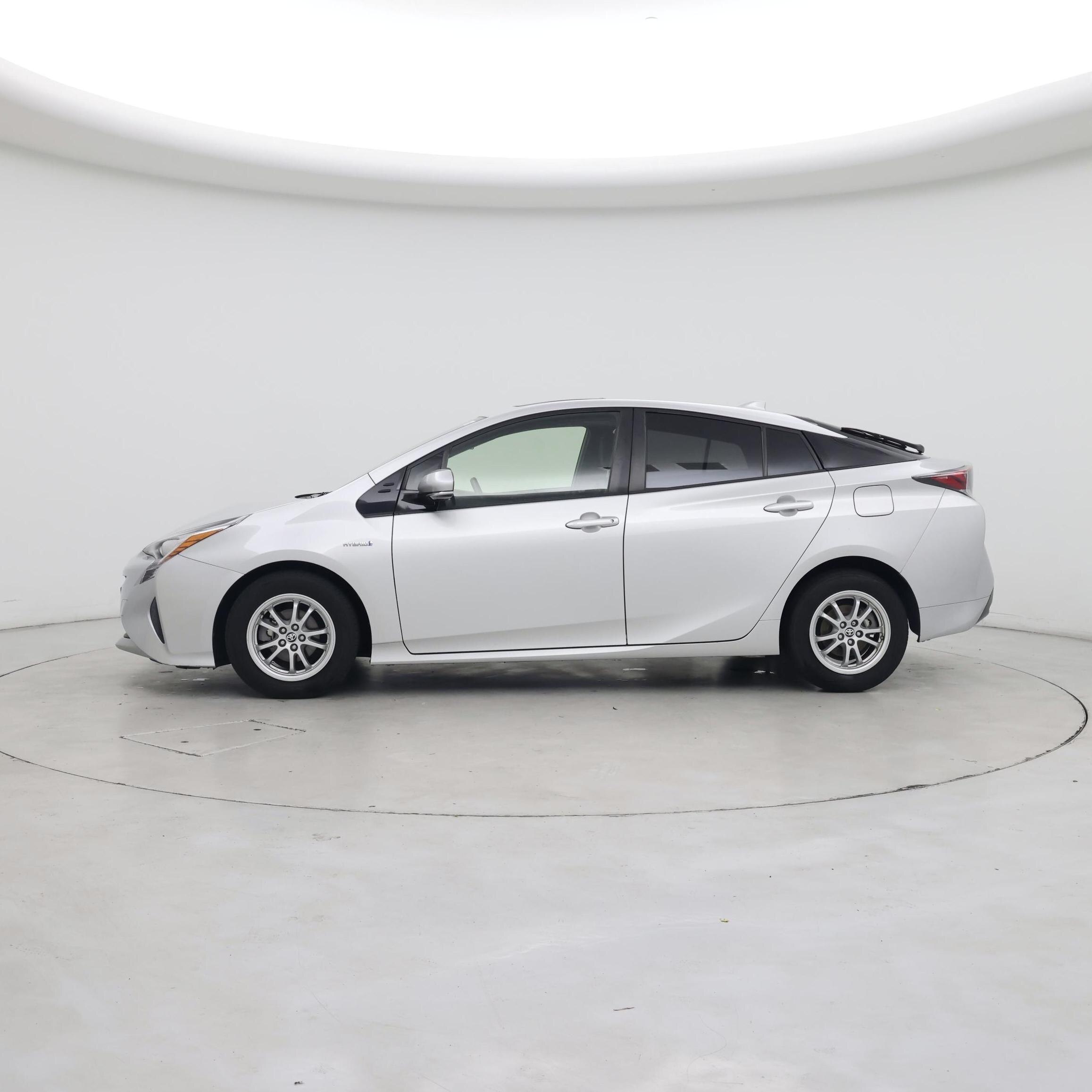 Thumbnail: 2016 Toyota Prius - 3