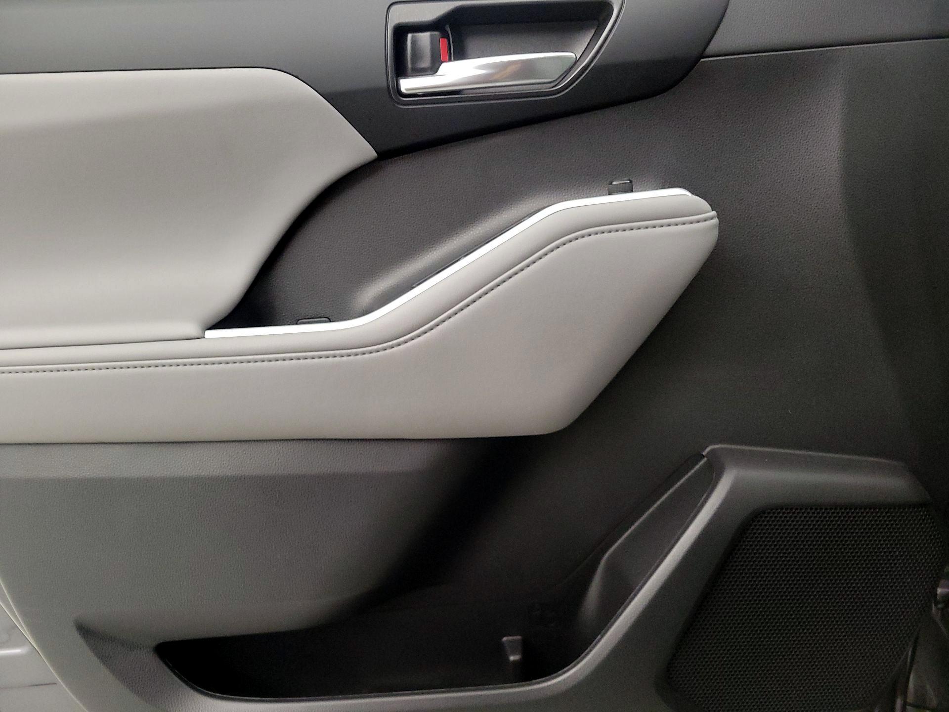 Thumbnail: 2023 Toyota Highlander - 12