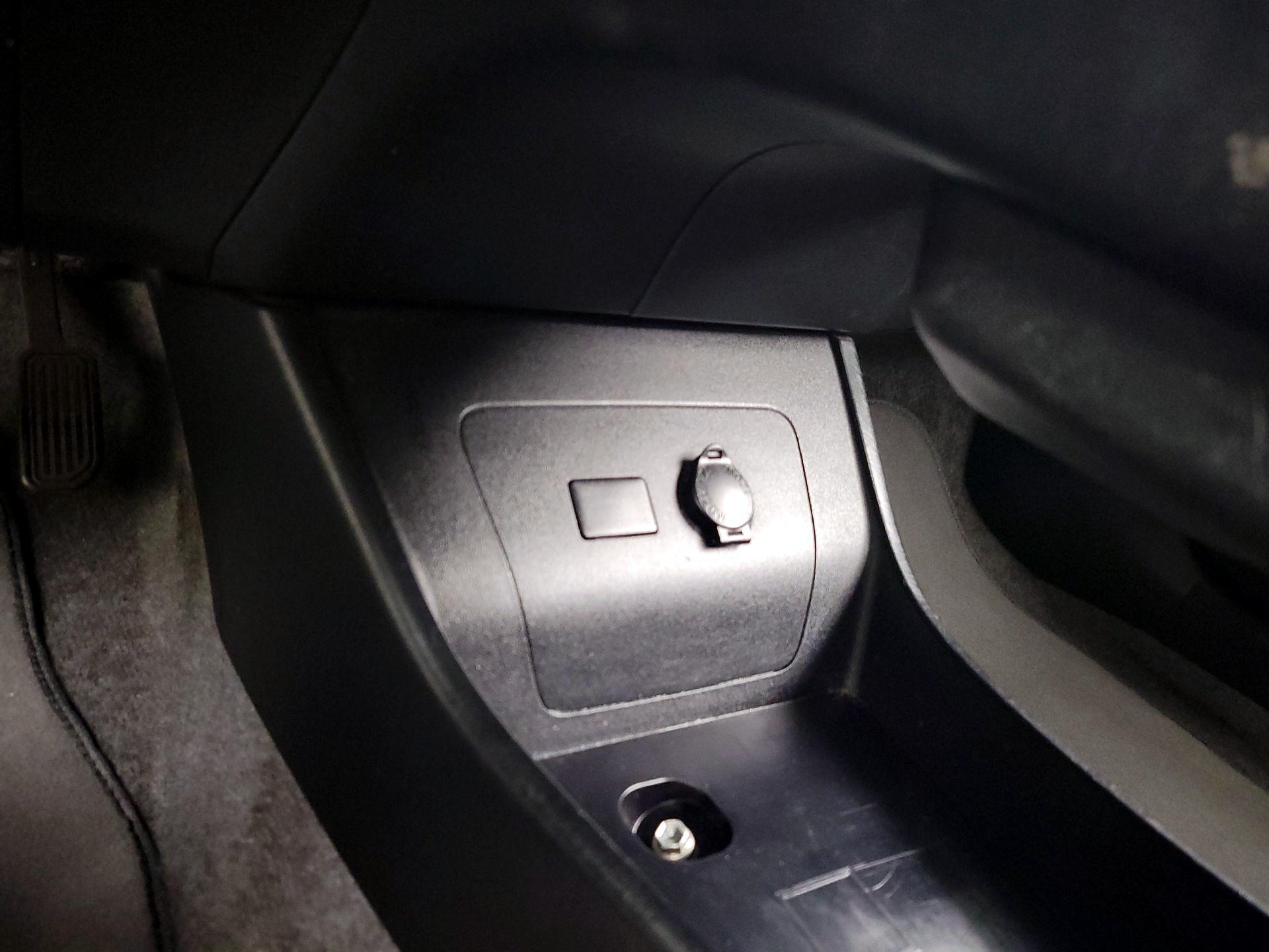 Thumbnail: 2015 Toyota Prius - 18