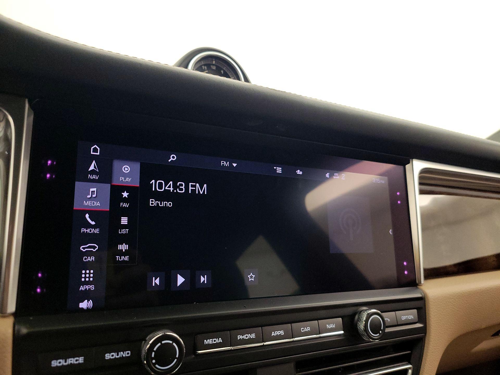 Thumbnail: 2021 Porsche Macan - 15