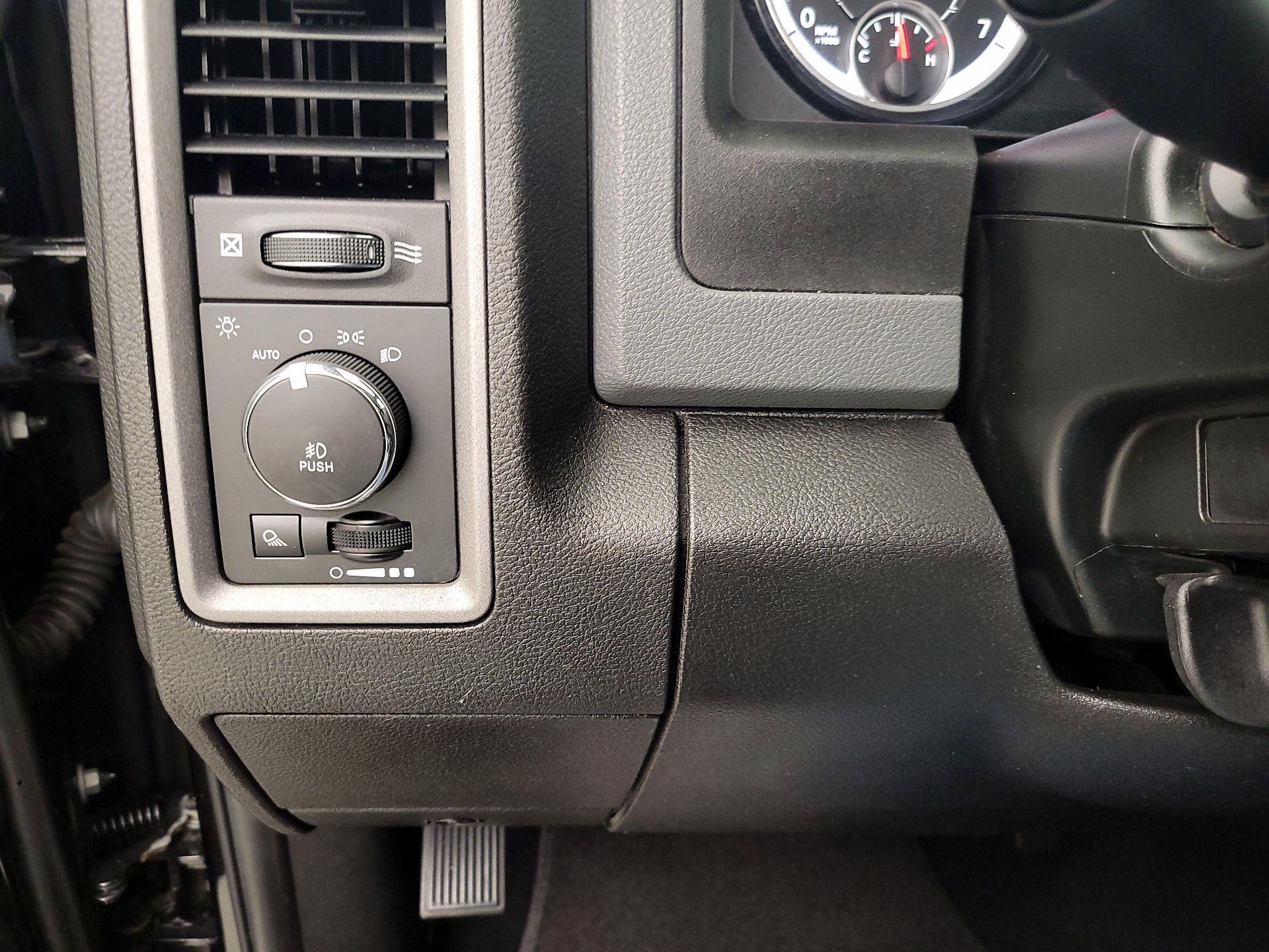 Thumbnail: 2019 RAM 1500 Classic - 13