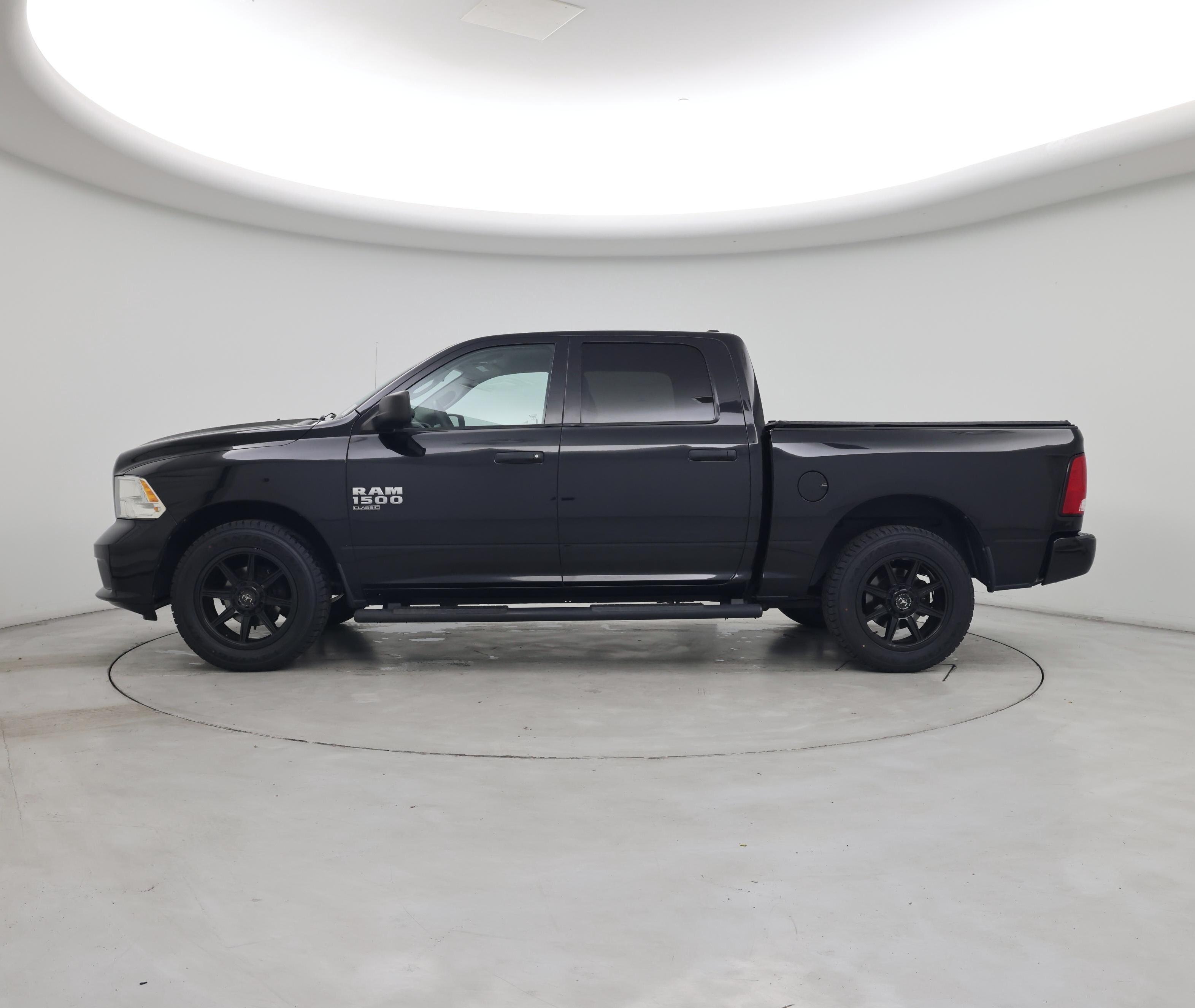 Thumbnail: 2019 RAM 1500 Classic - 3