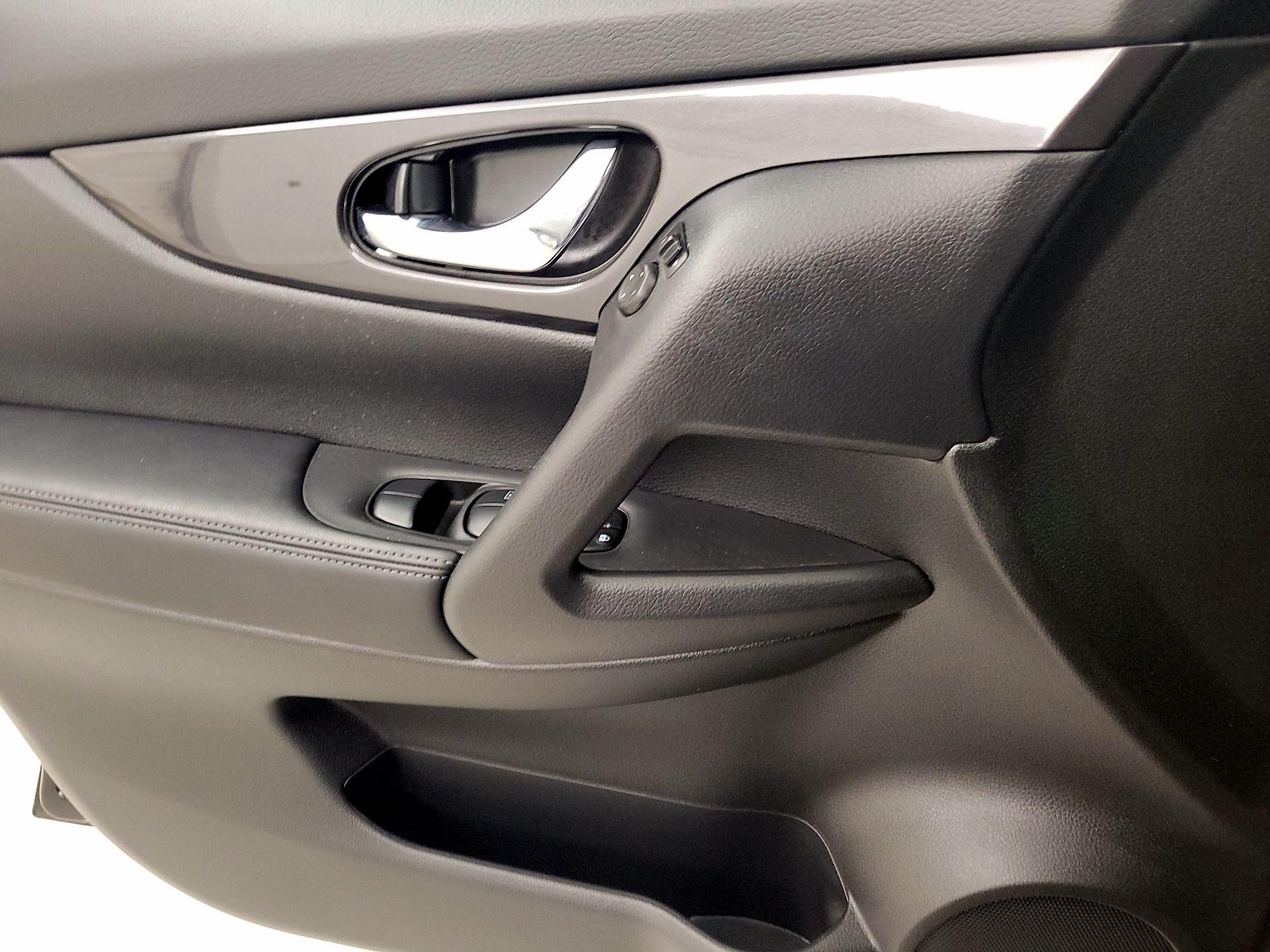 Thumbnail: 2020 Nissan Rogue - 12