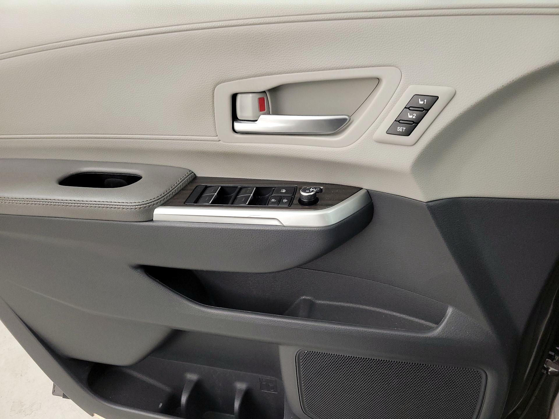 Thumbnail: 2023 Toyota Sienna - 12