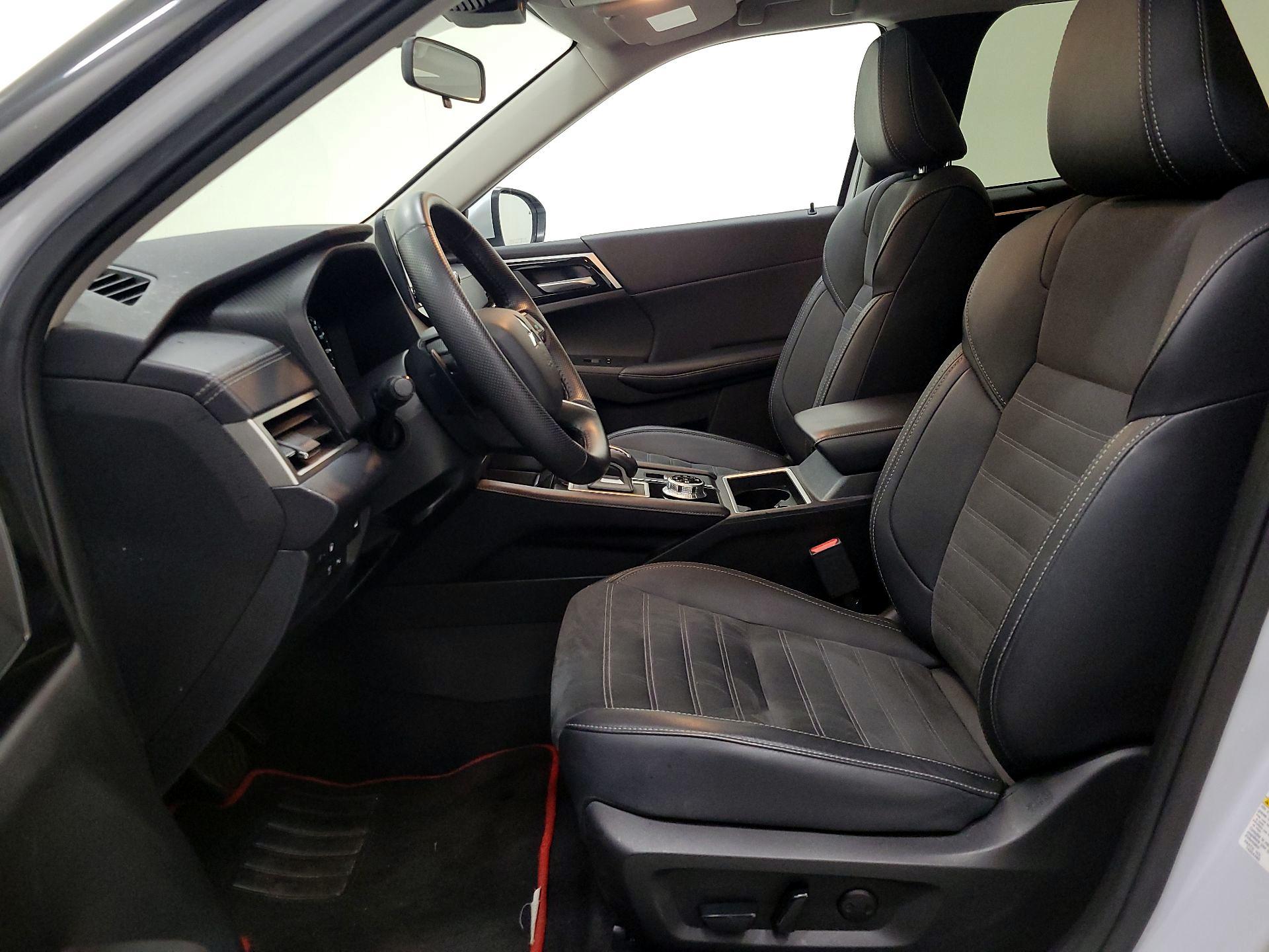 Thumbnail: 2024 Mitsubishi Outlander - 11