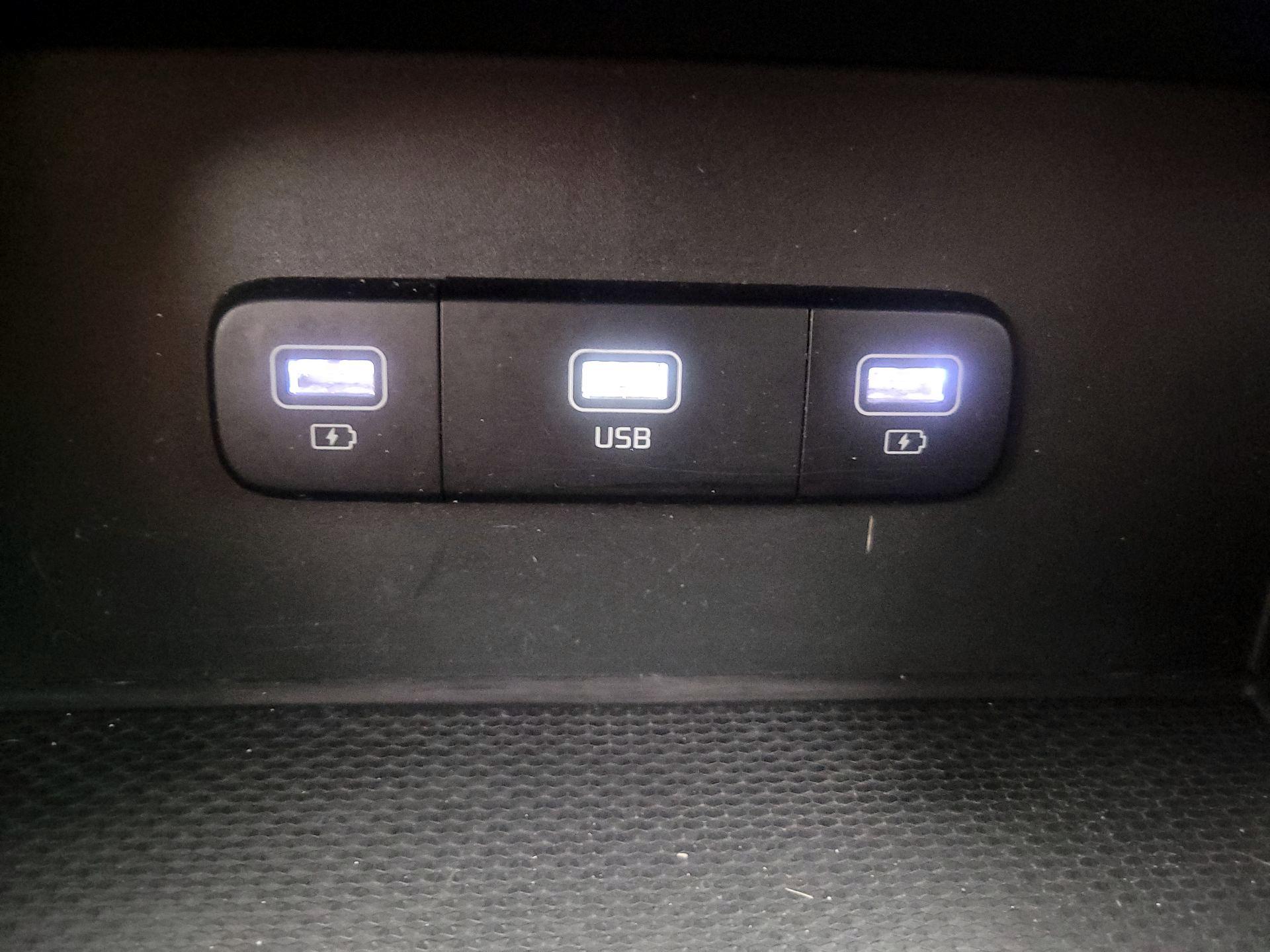 Thumbnail: 2022 Kia Carnival - 18