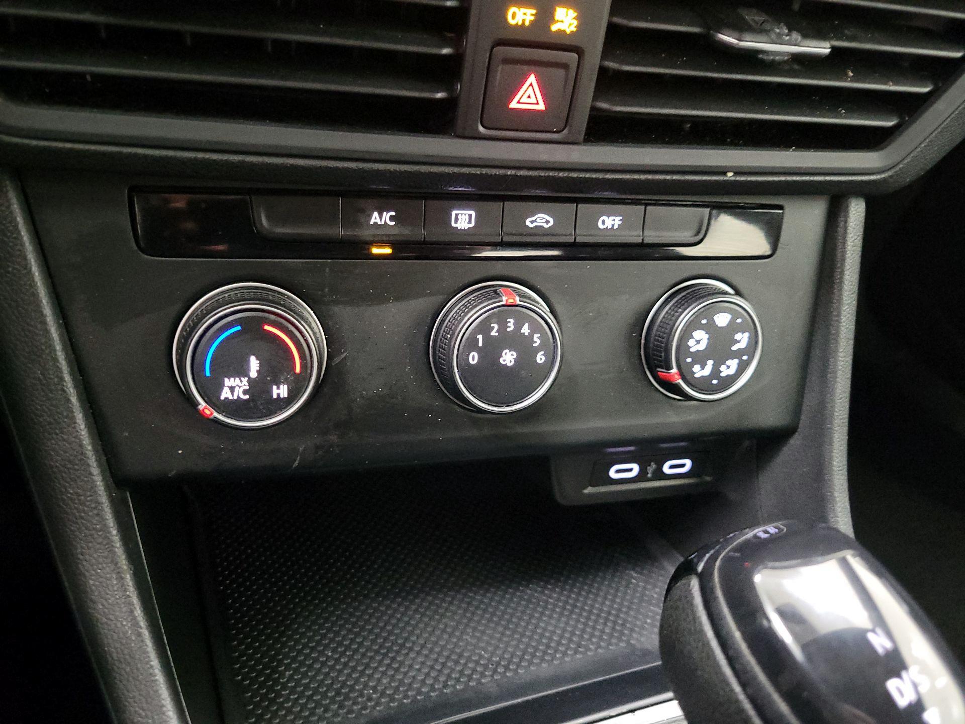 Thumbnail: 2022 Volkswagen Jetta - 16