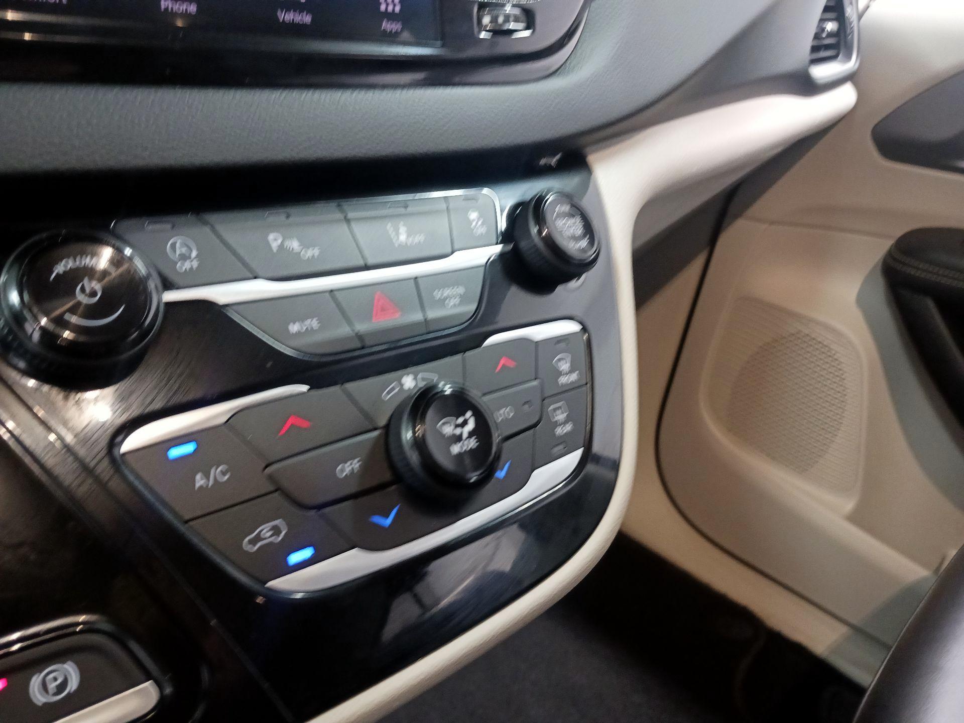 Thumbnail: 2023 Chrysler Pacifica - 15