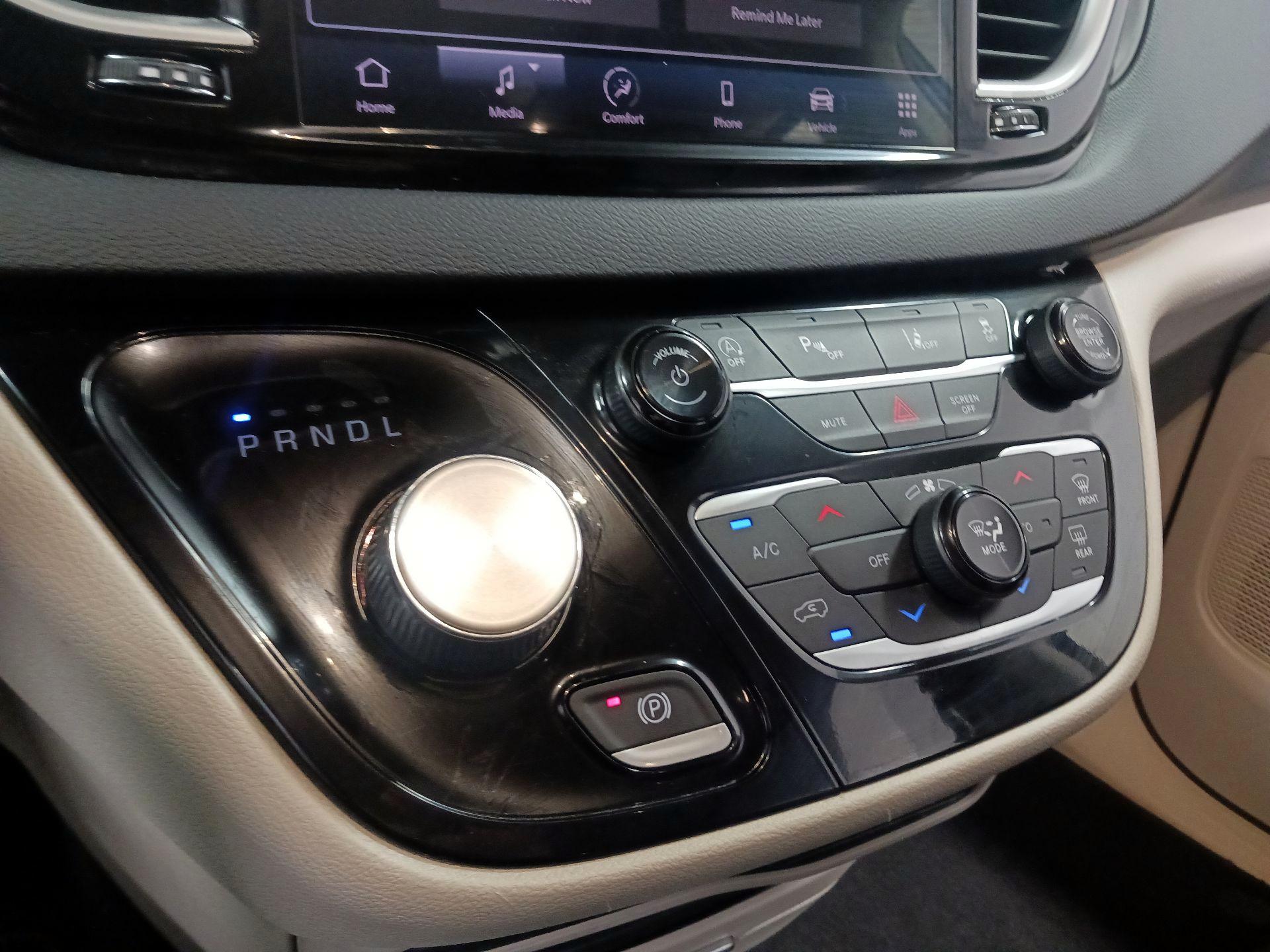 Thumbnail: 2023 Chrysler Pacifica - 16