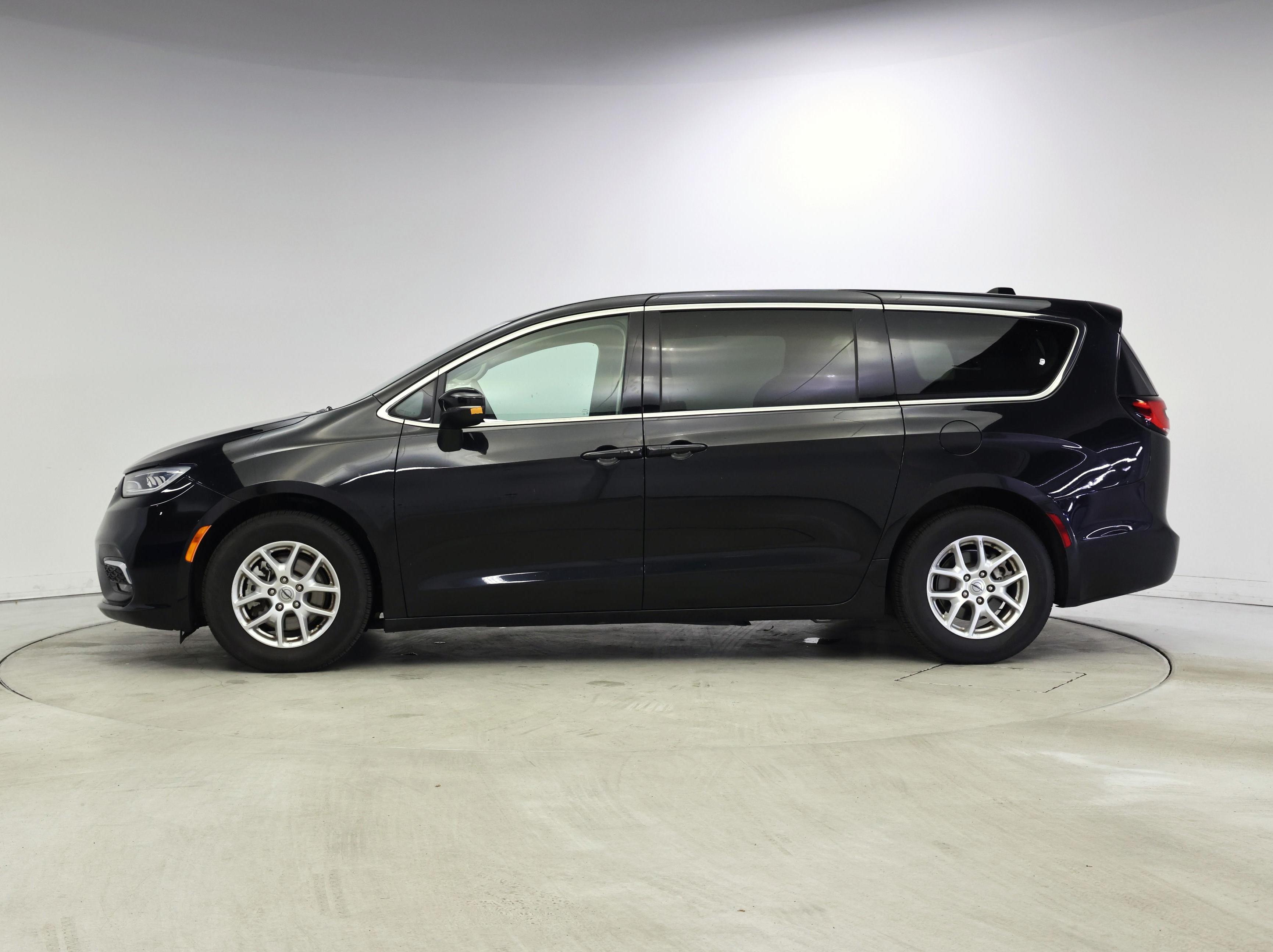 Thumbnail: 2023 Chrysler Pacifica - 3