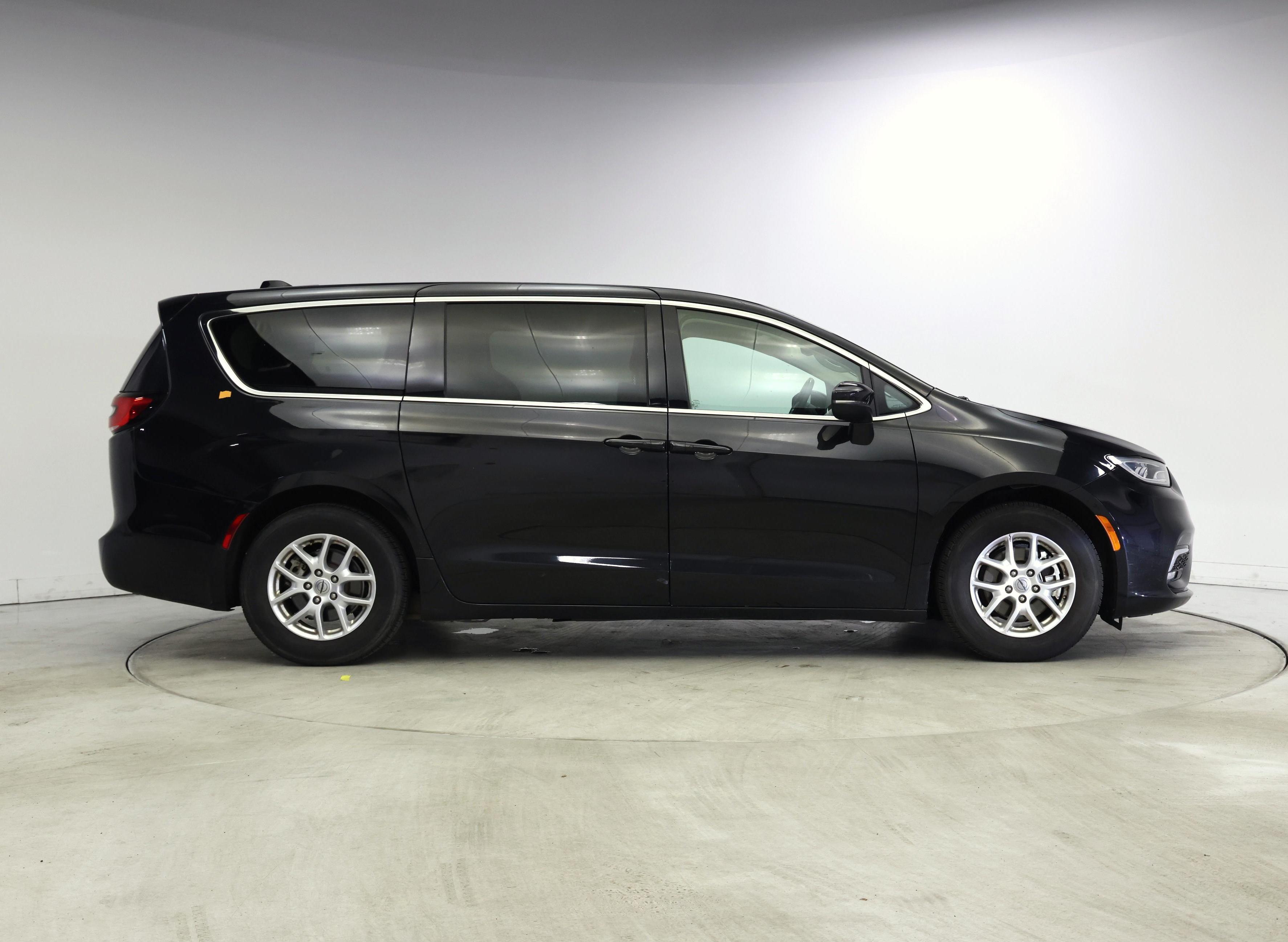 Thumbnail: 2023 Chrysler Pacifica - 7