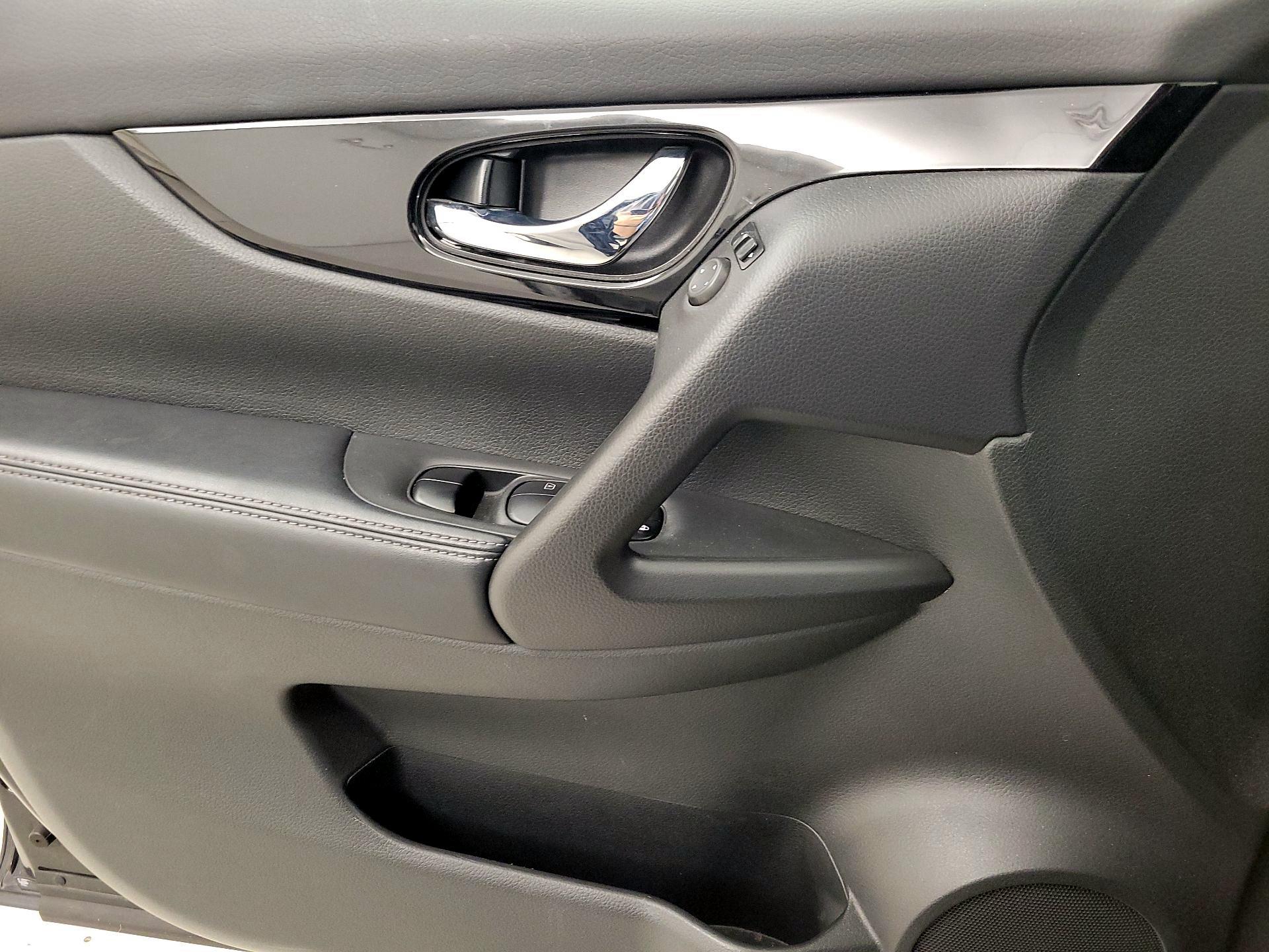 Thumbnail: 2018 Nissan Rogue Sport - 12