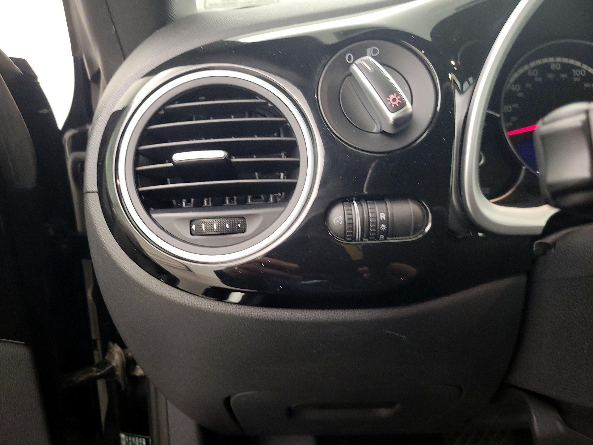 Thumbnail: 2014 Volkswagen Beetle - 13