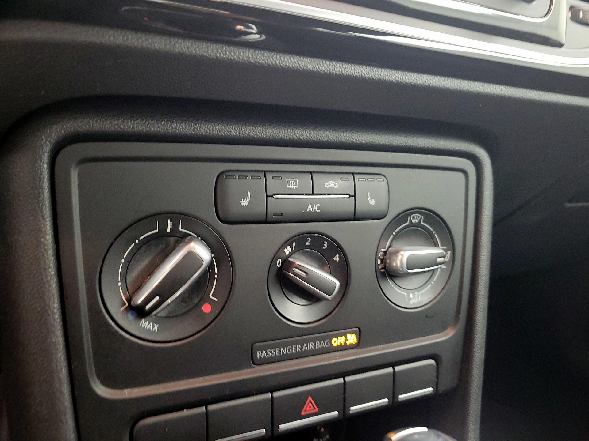 Thumbnail: 2014 Volkswagen Beetle - 15