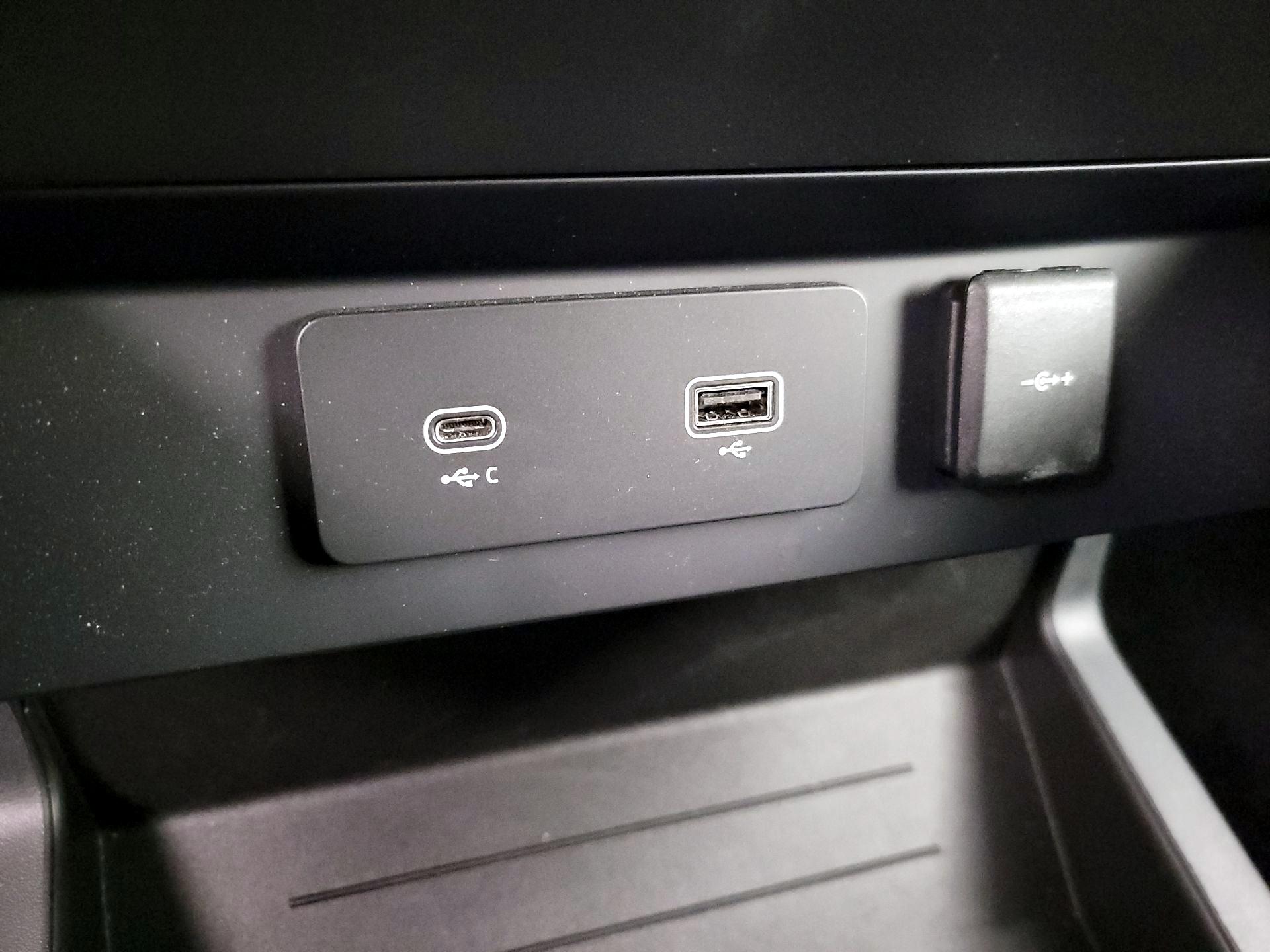 Thumbnail: 2023 Land Rover Defender - 18