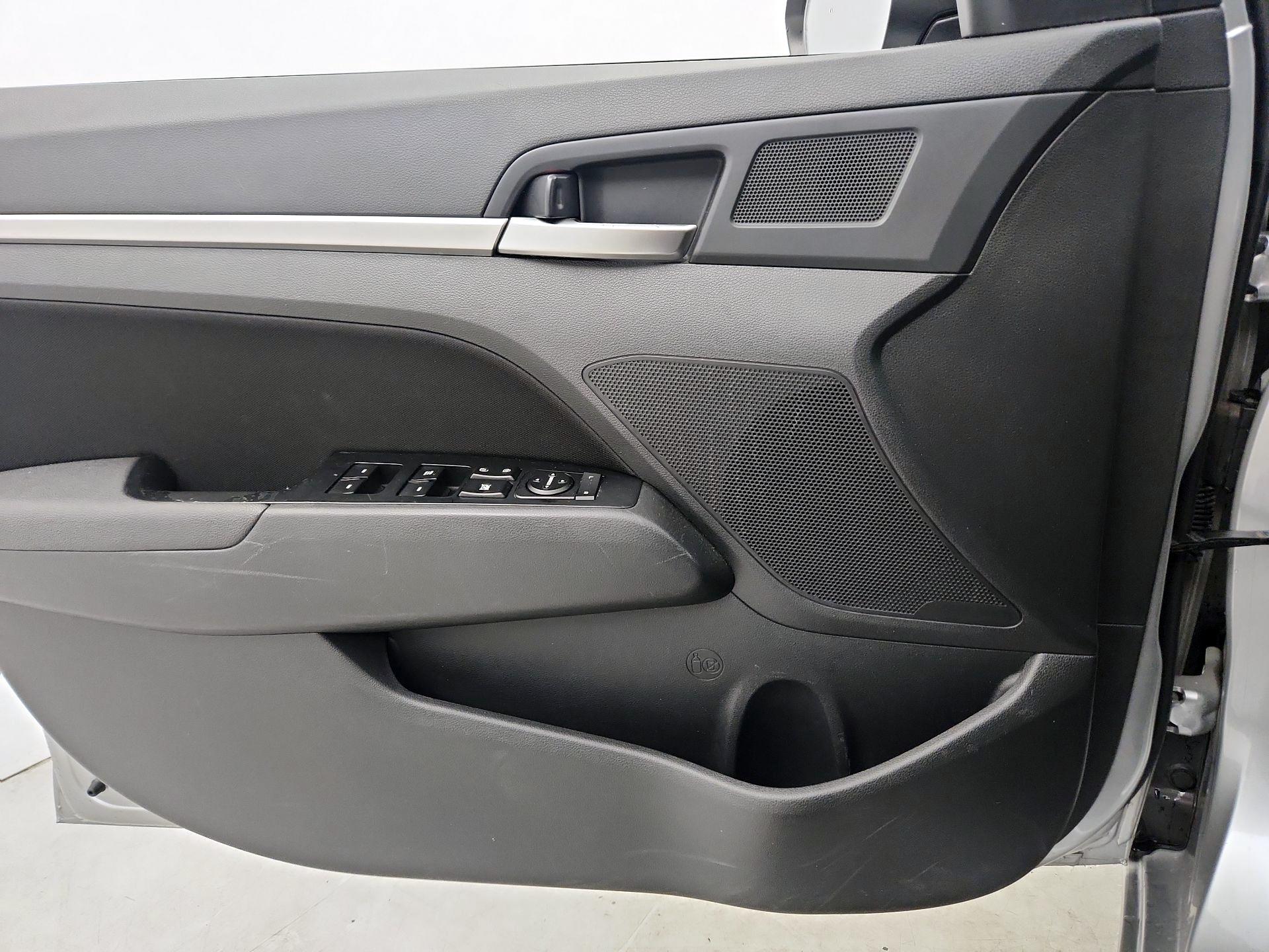 Thumbnail: 2020 Hyundai Elantra - 12