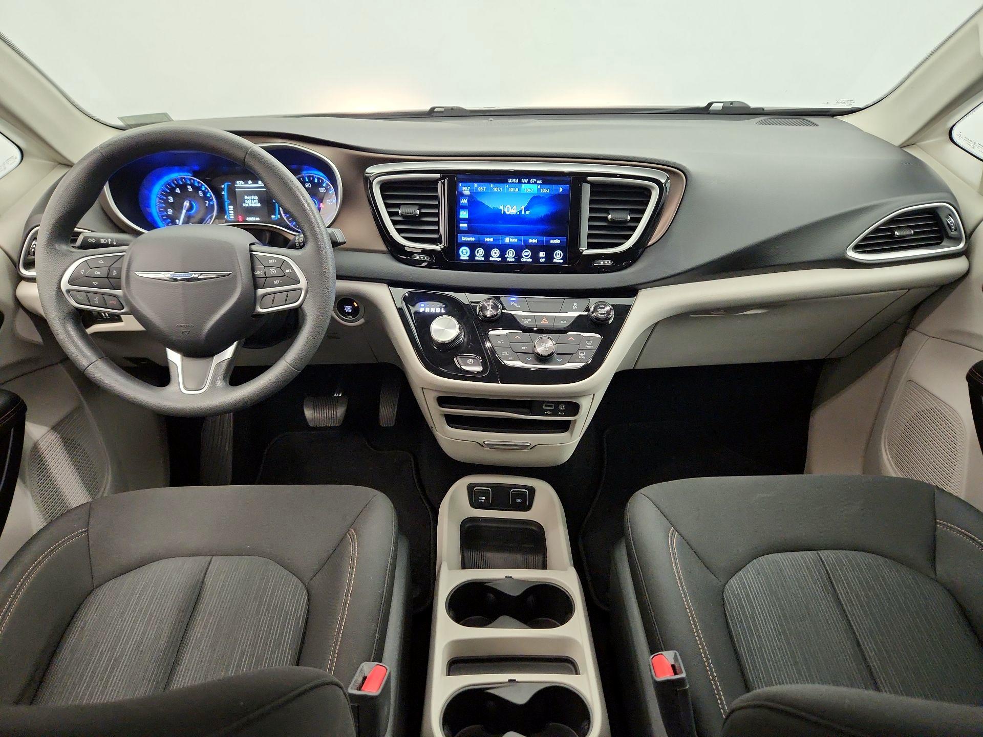 Thumbnail: 2017 Chrysler Pacifica - 9