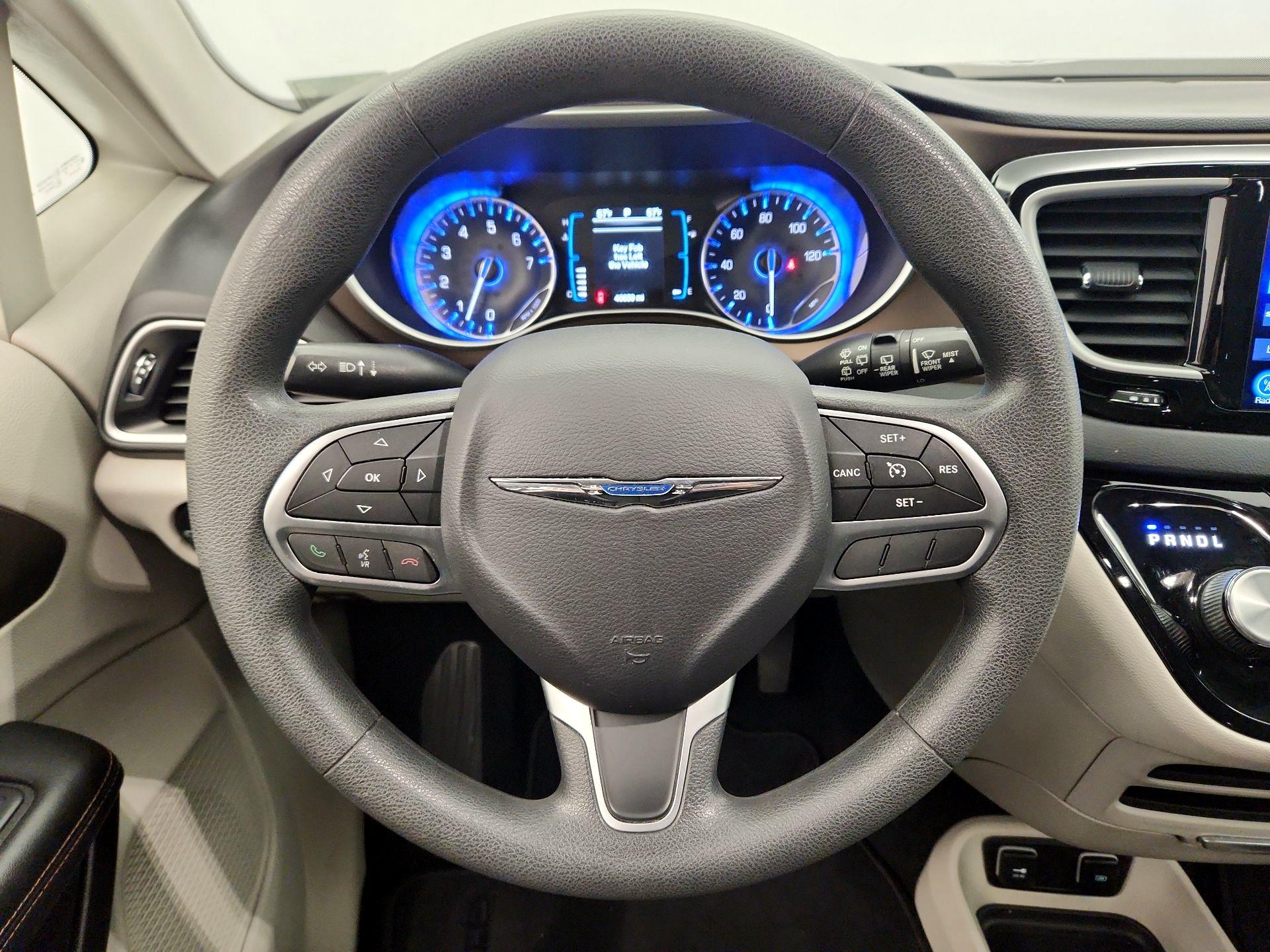 Thumbnail: 2017 Chrysler Pacifica - 10