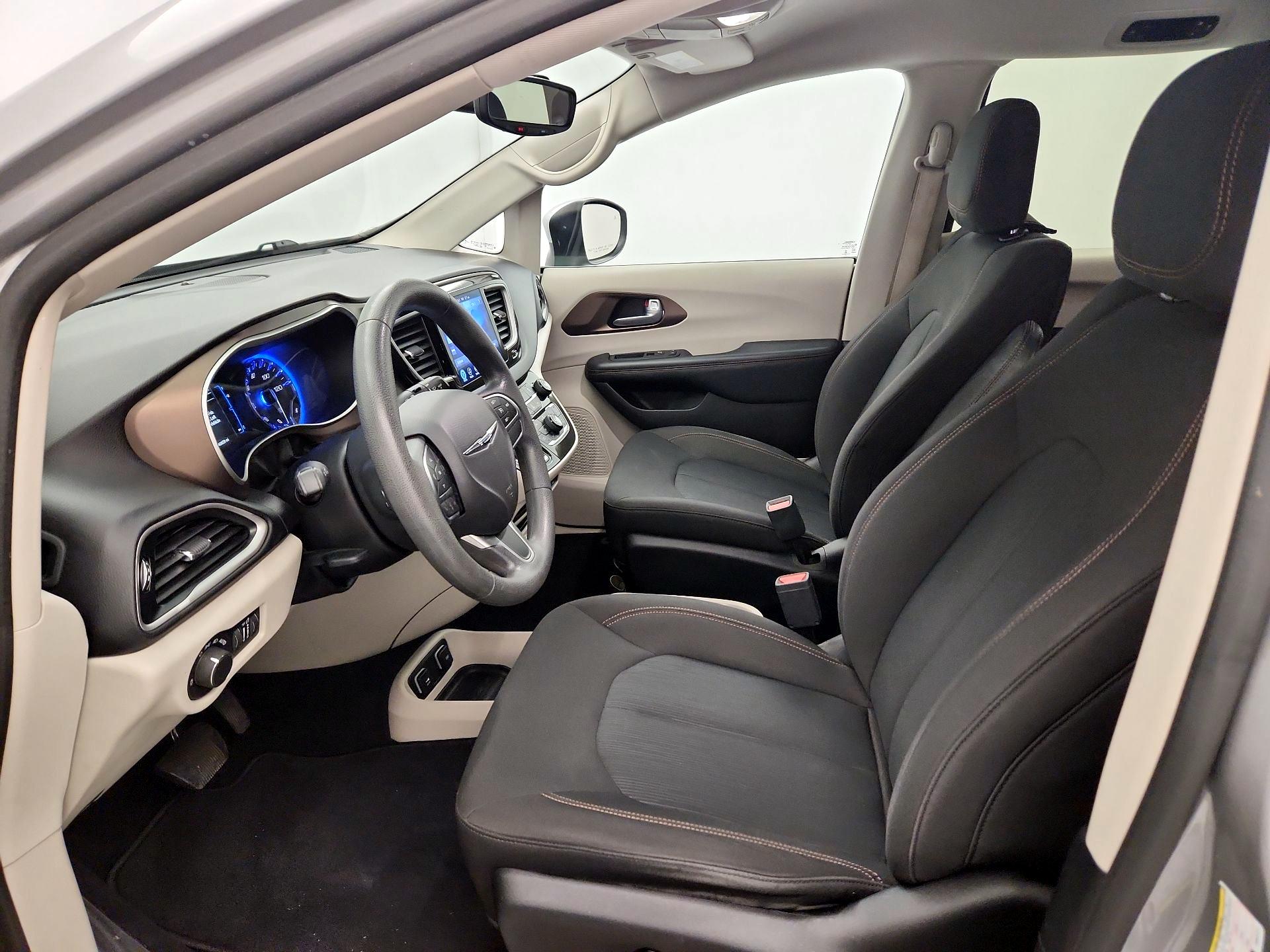 Thumbnail: 2017 Chrysler Pacifica - 11