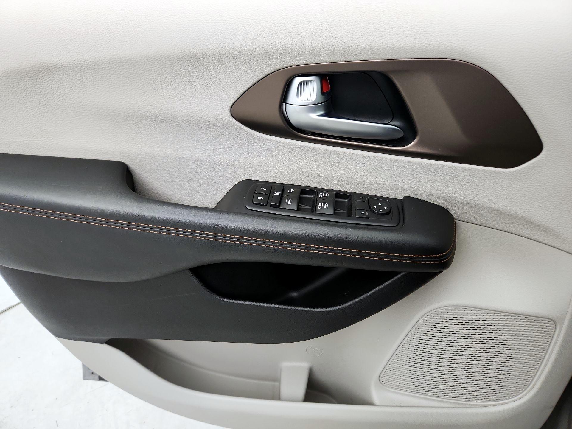 Thumbnail: 2017 Chrysler Pacifica - 12