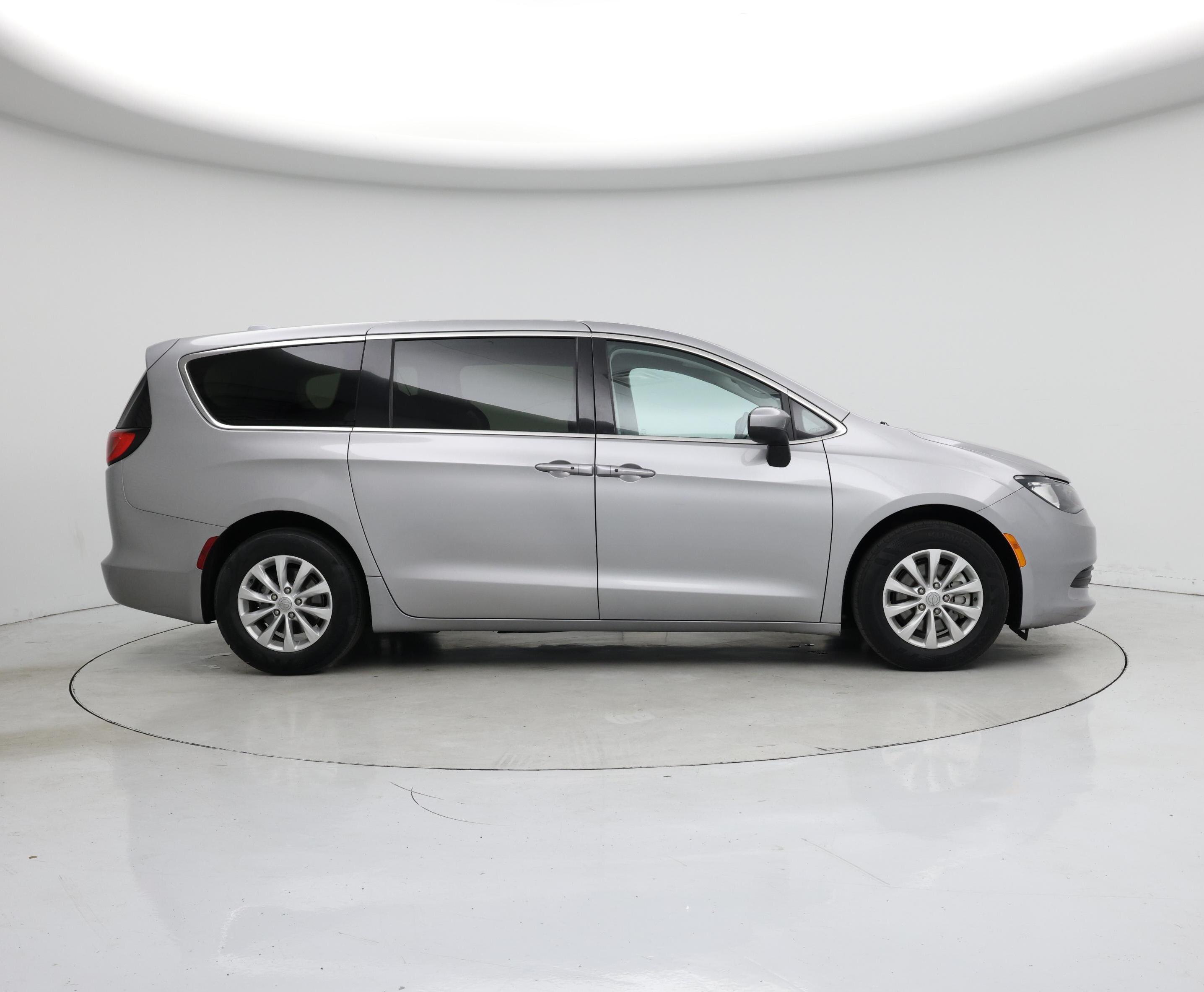 Thumbnail: 2017 Chrysler Pacifica - 7