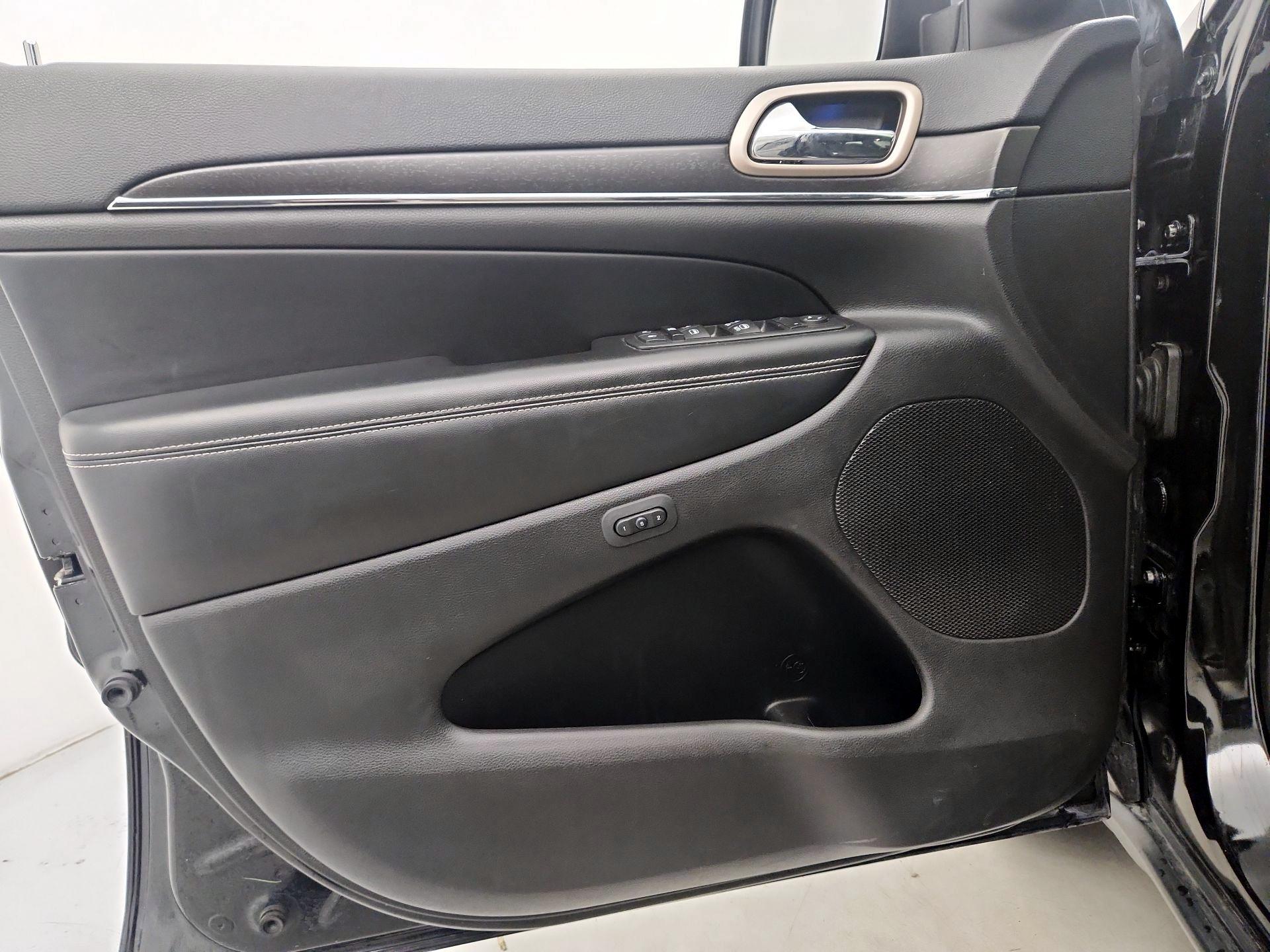 Thumbnail: 2015 Jeep Grand Cherokee - 12