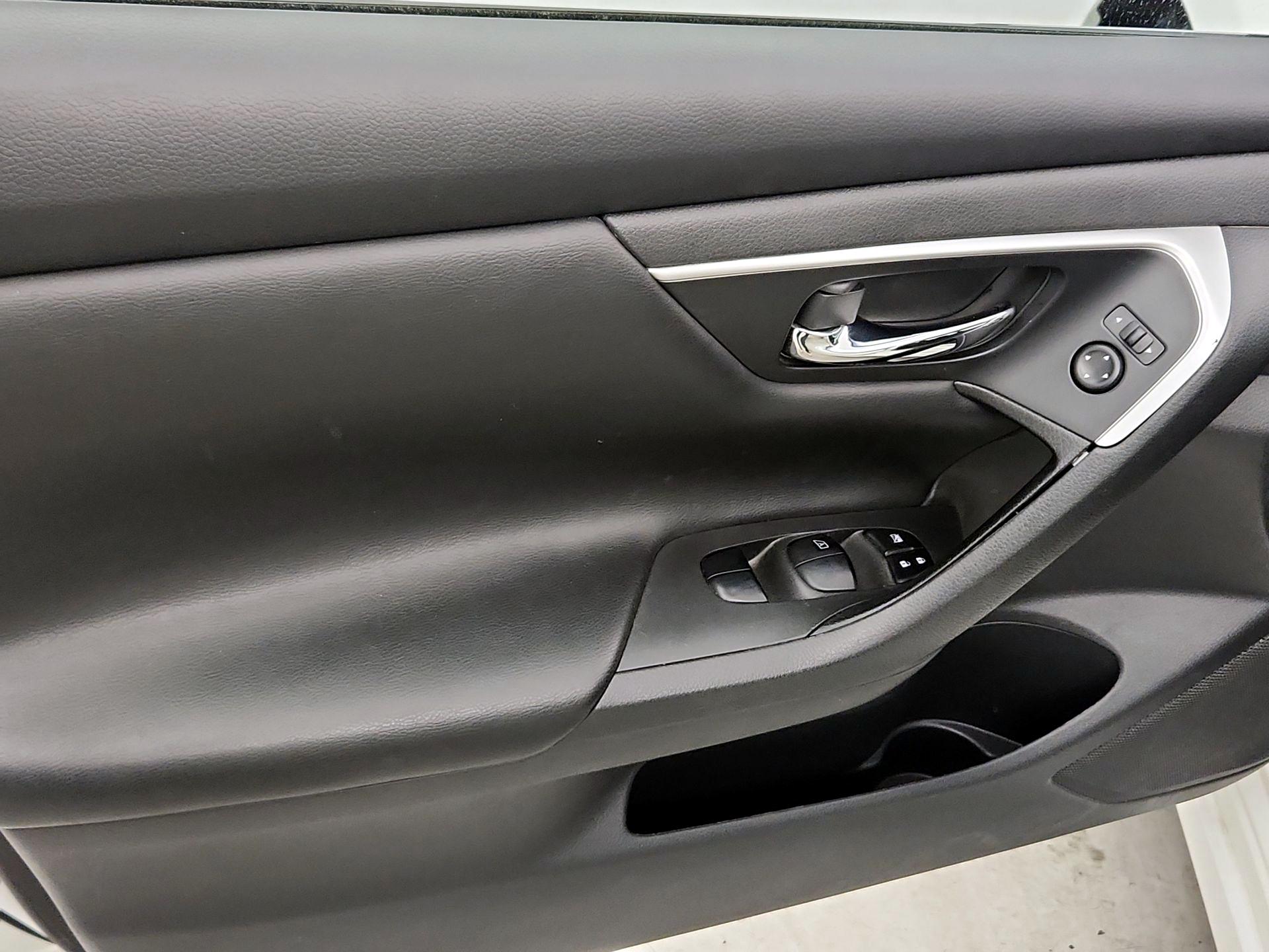 Thumbnail: 2016 Nissan Altima - 12