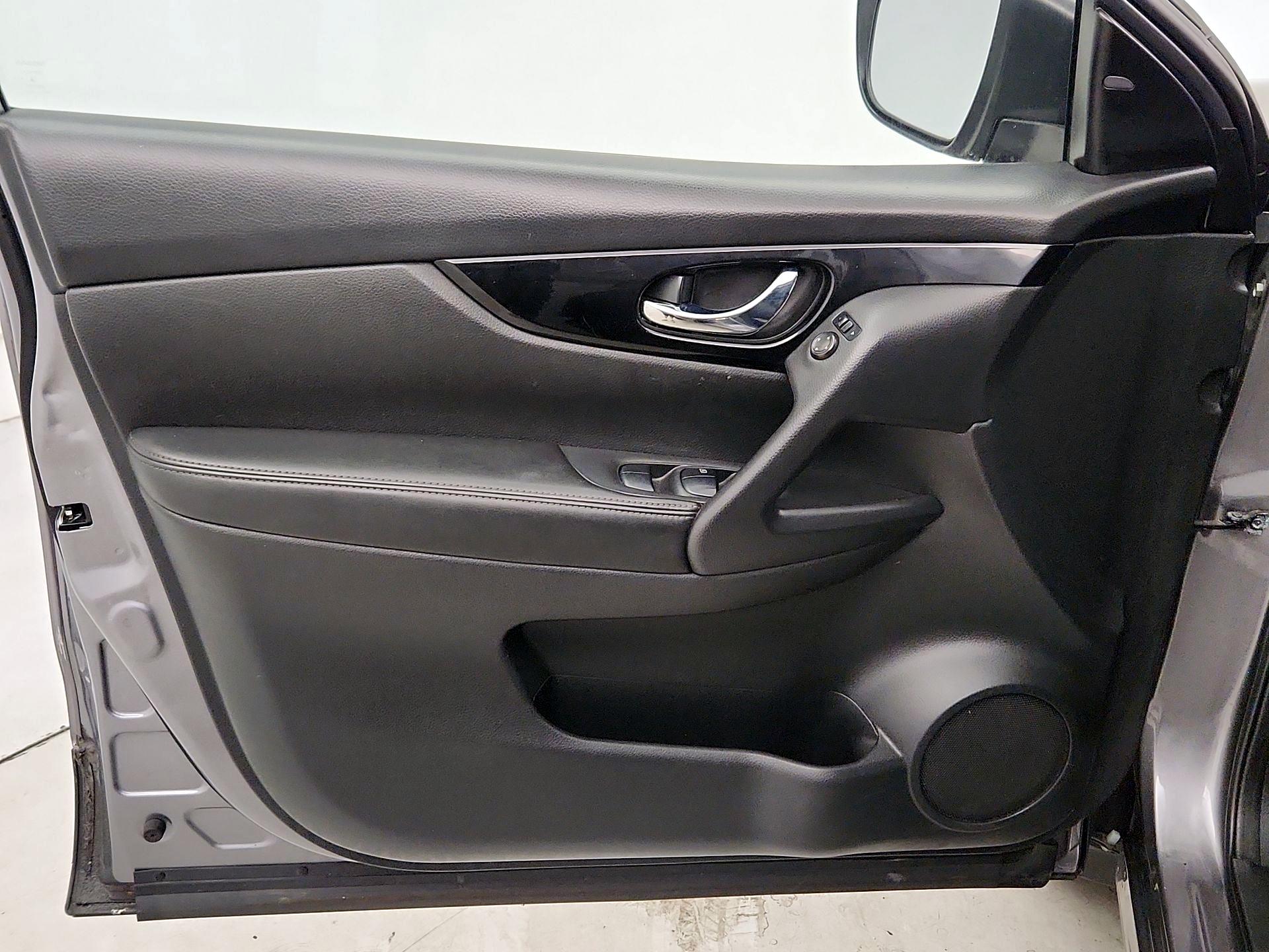 Thumbnail: 2020 Nissan Rogue Sport - 12