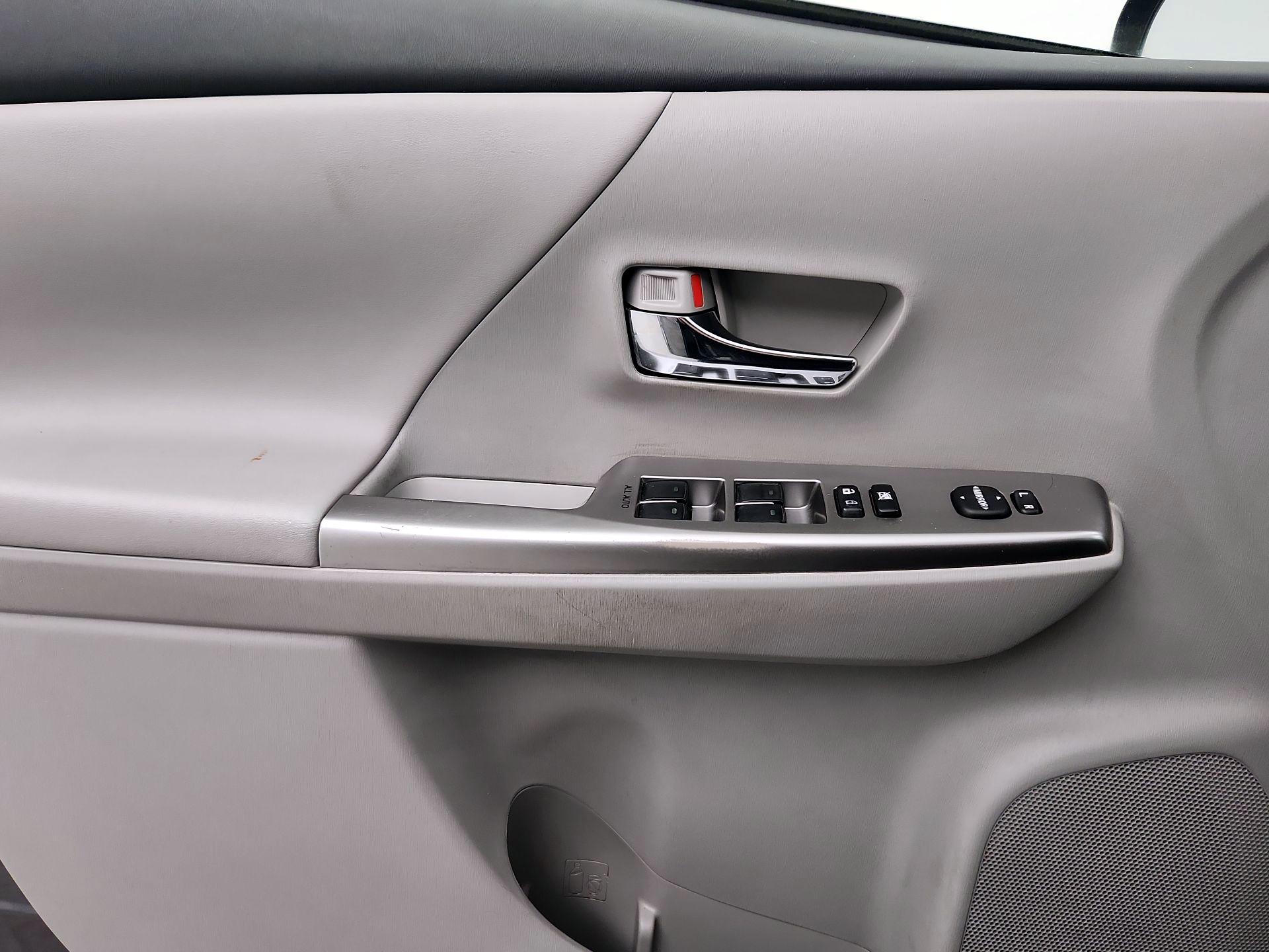 Thumbnail: 2015 Toyota Prius v - 12